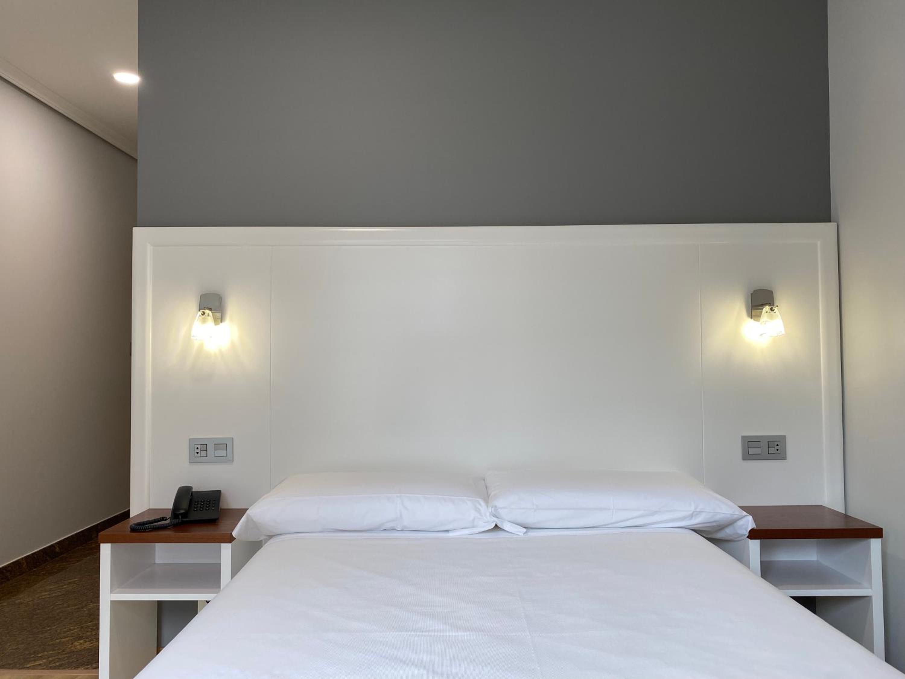 Budget Double Room - Photo 2