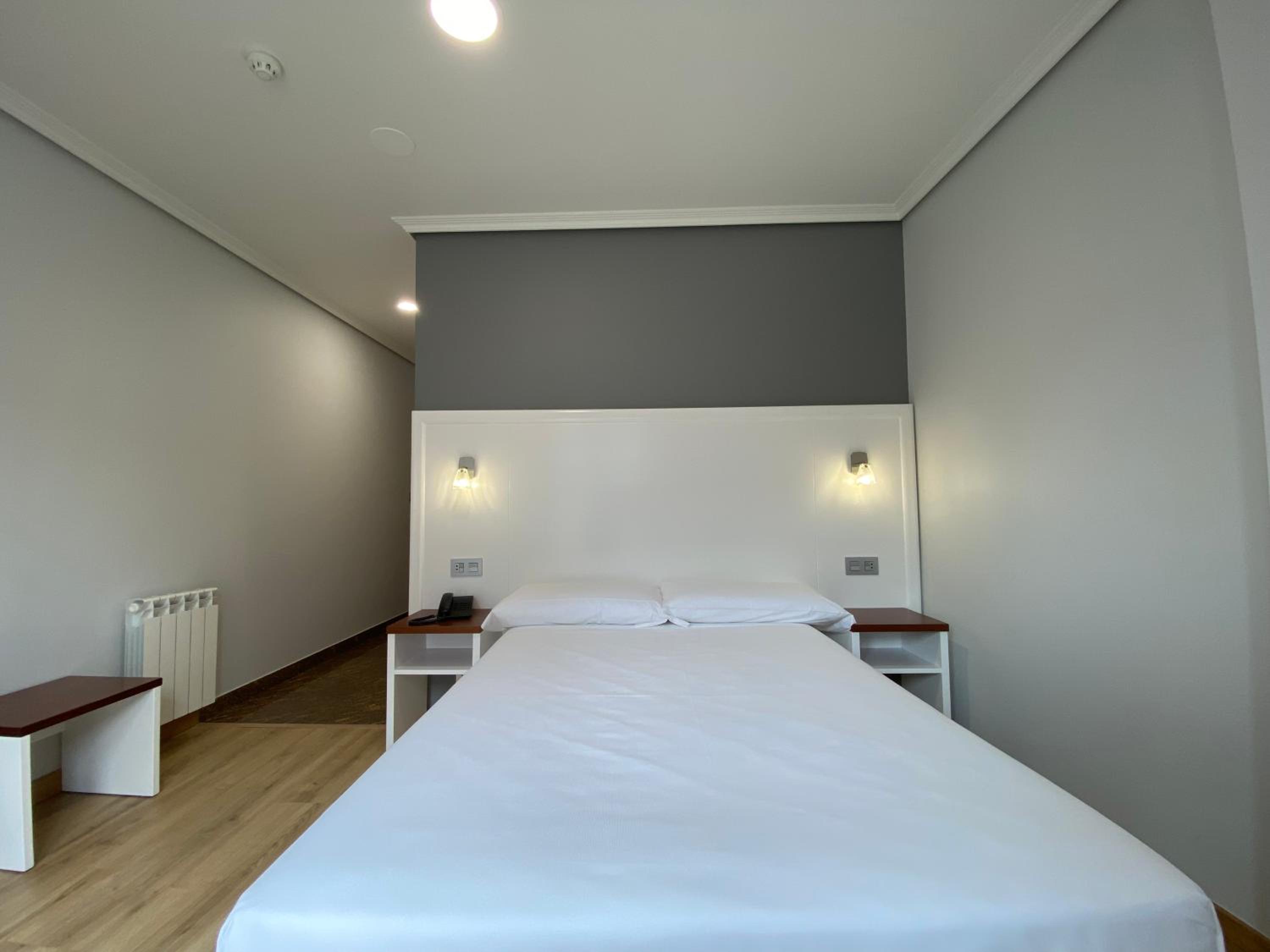 Budget Double Room - Photo 8