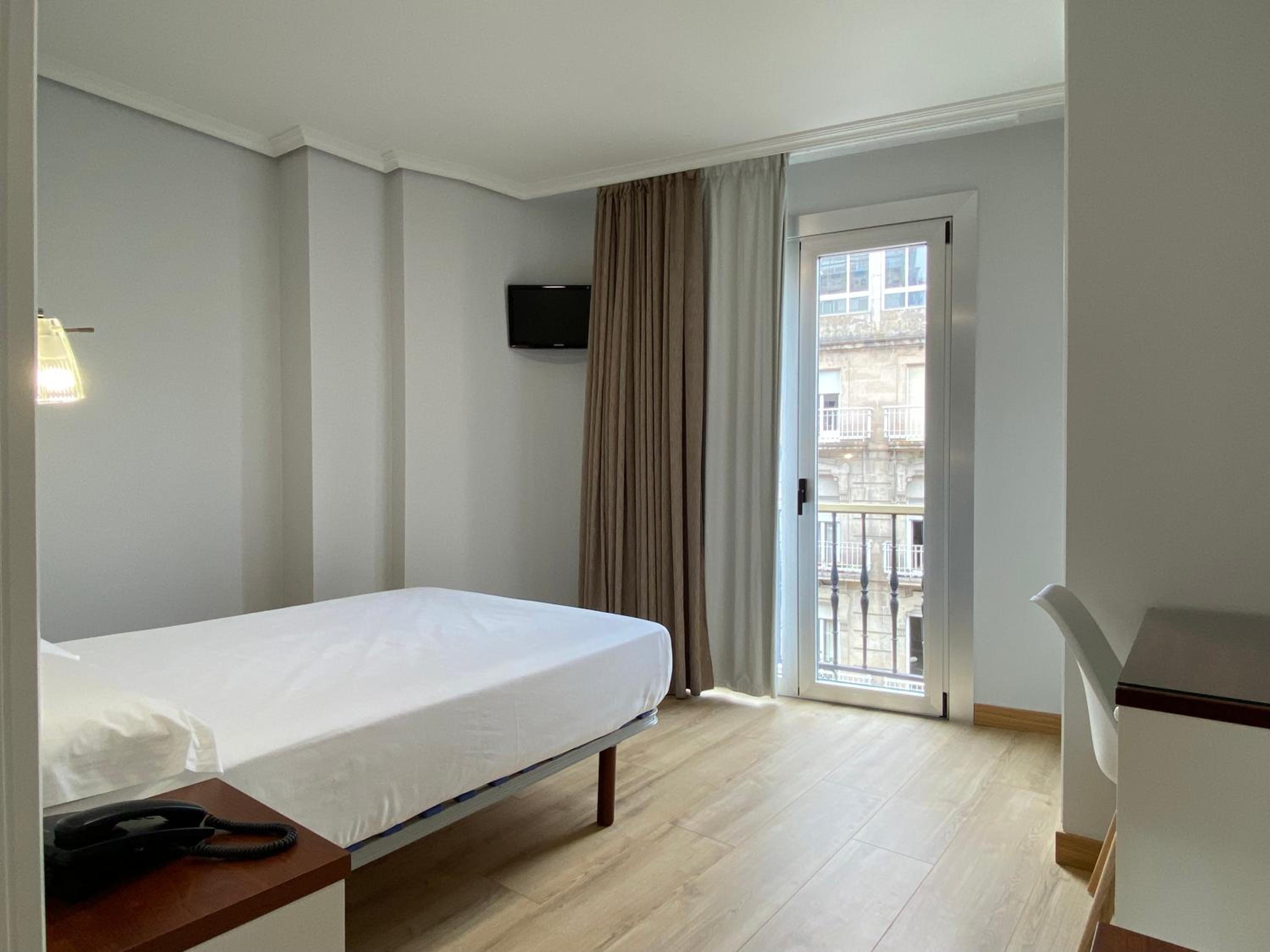 Budget Double Room - Photo 6