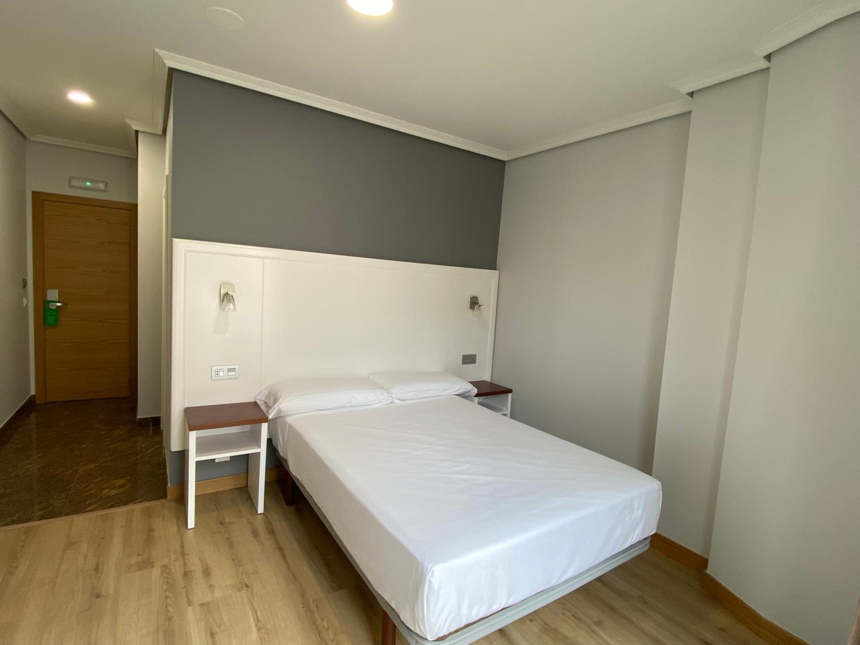 Budget Double Room - Photo 1