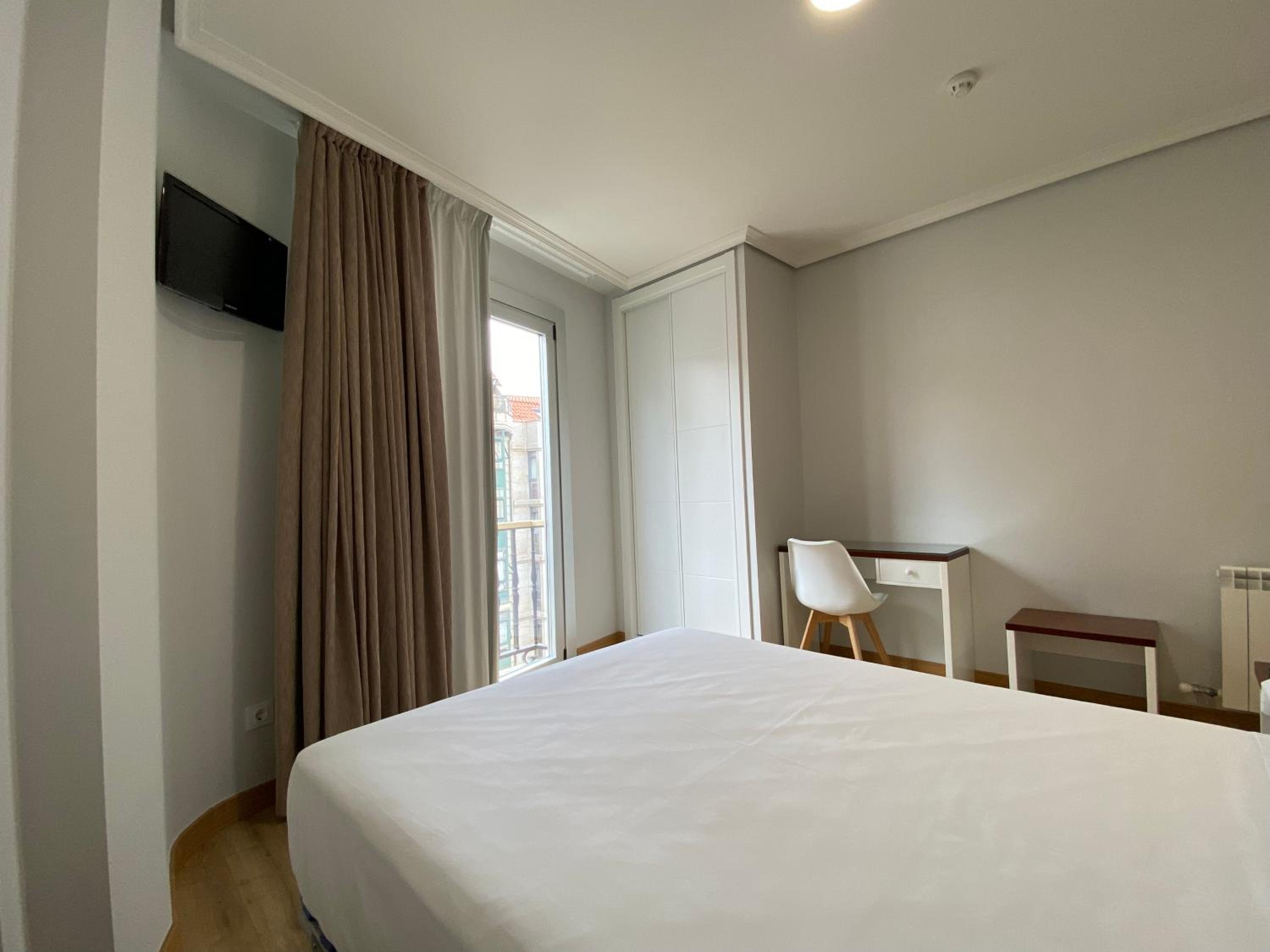 Budget Double Room - Photo 5