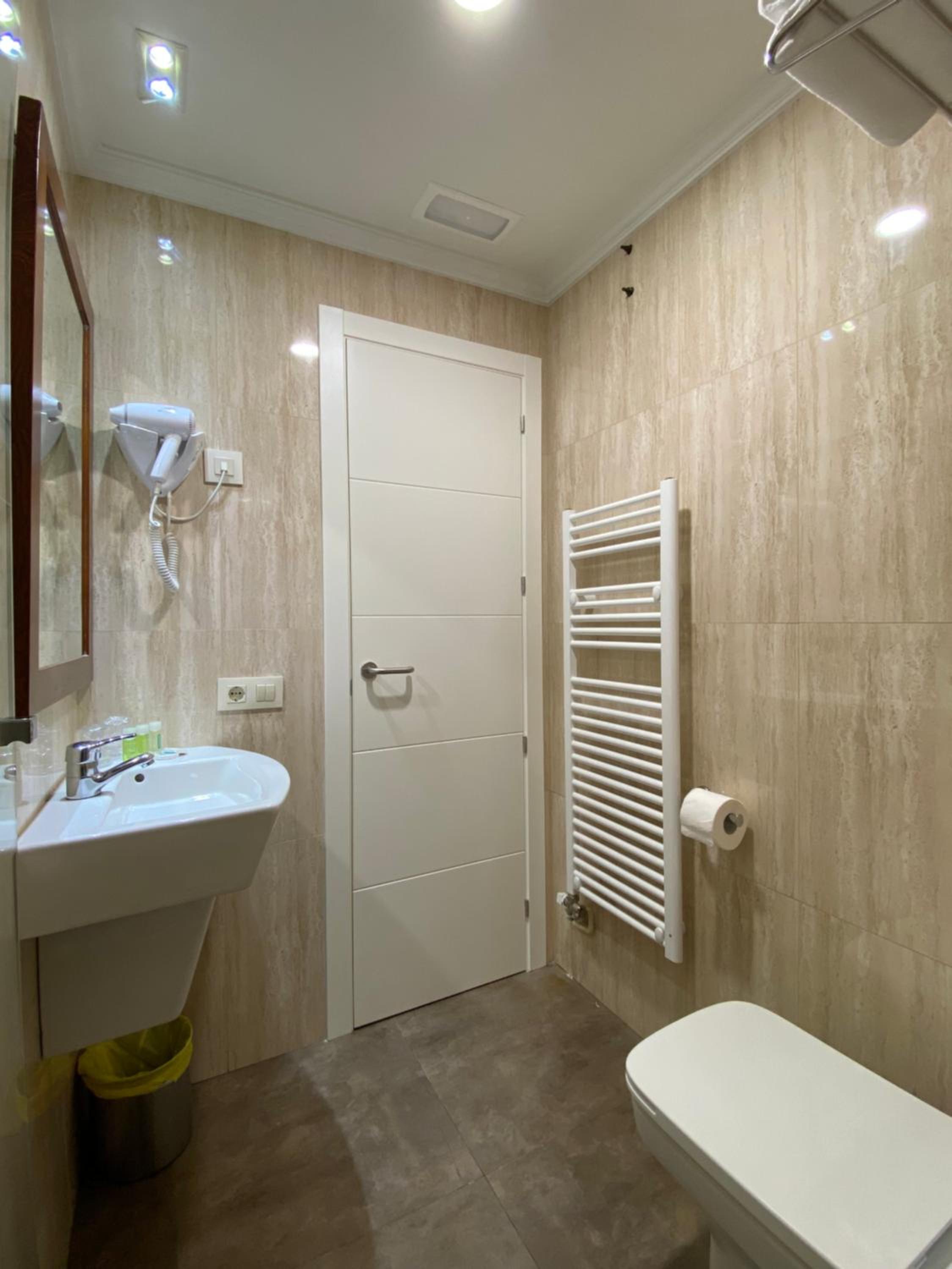 Budget Double Room - Photo 9