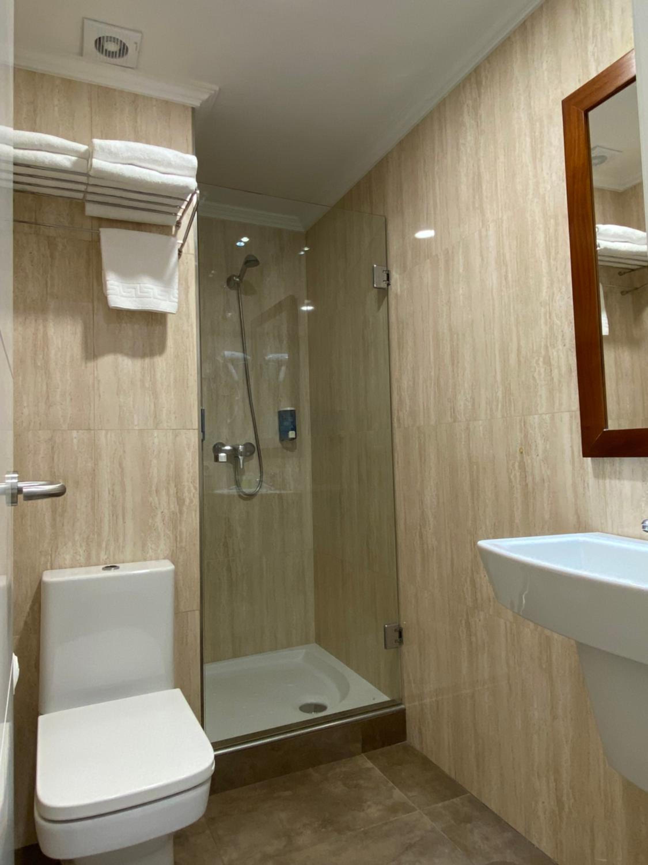 Budget Double Room - Photo 10