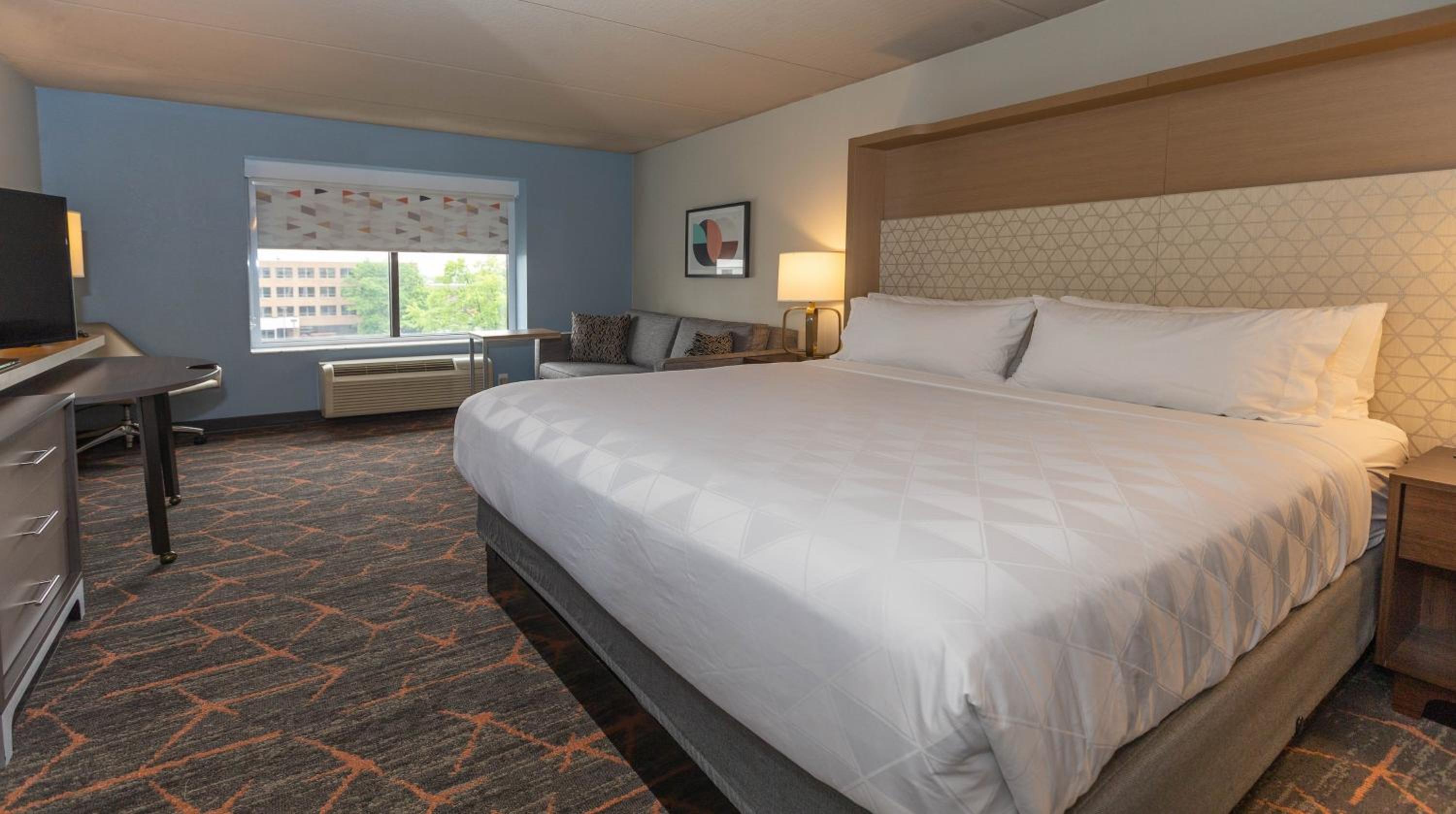 Standard King Room with Sofa Bed - Photo 3