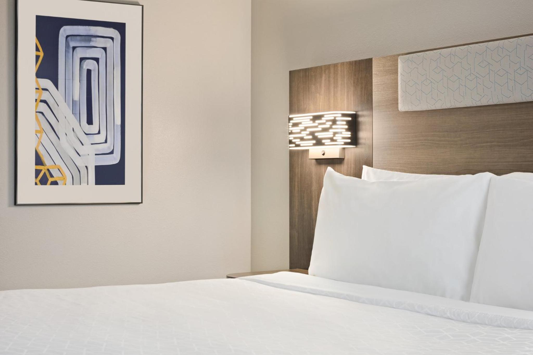 Standard King Room - Photo 8