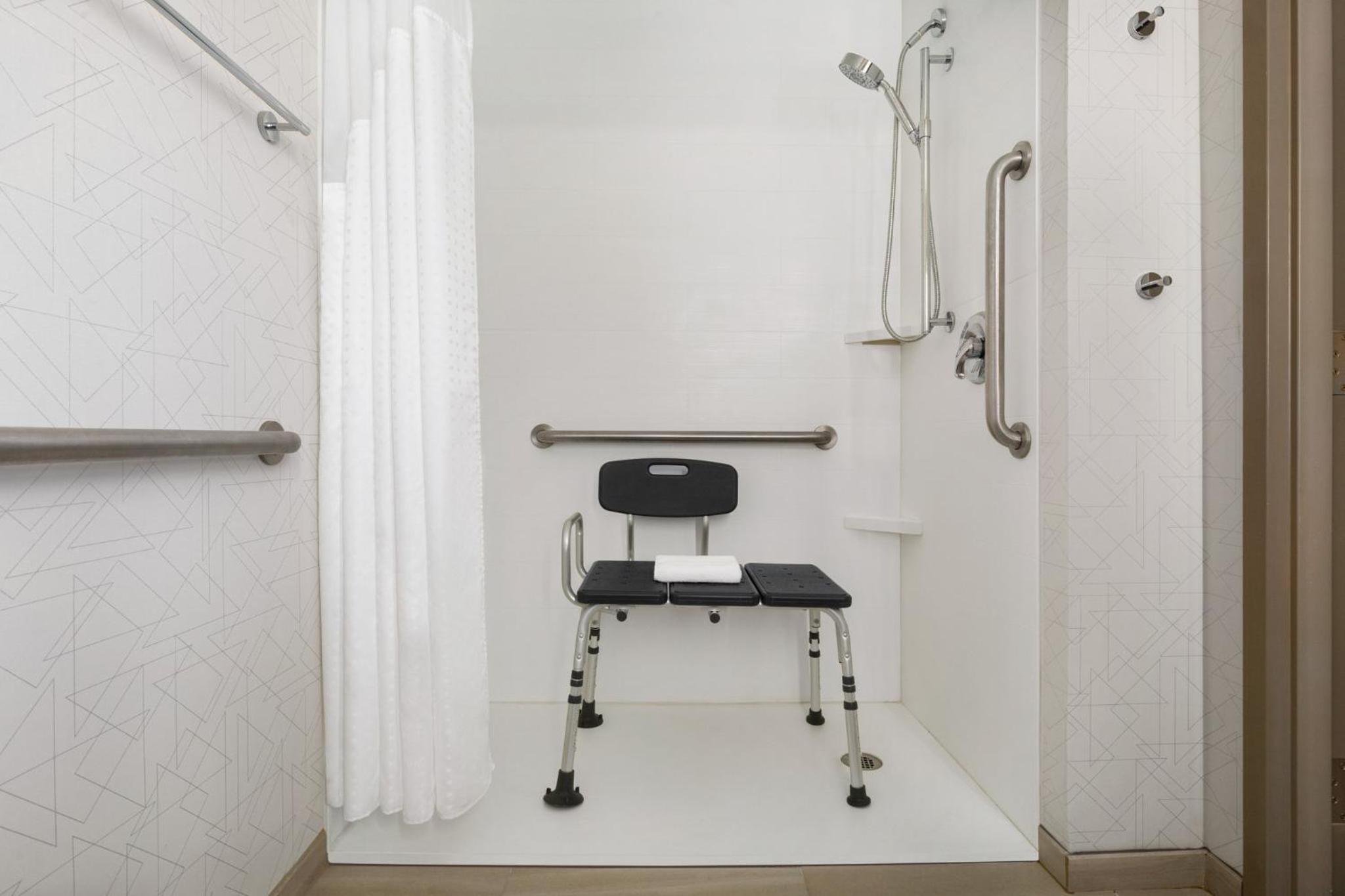Standard Queen Room with Mobility Accessible Roll-In Shower - Photo 5