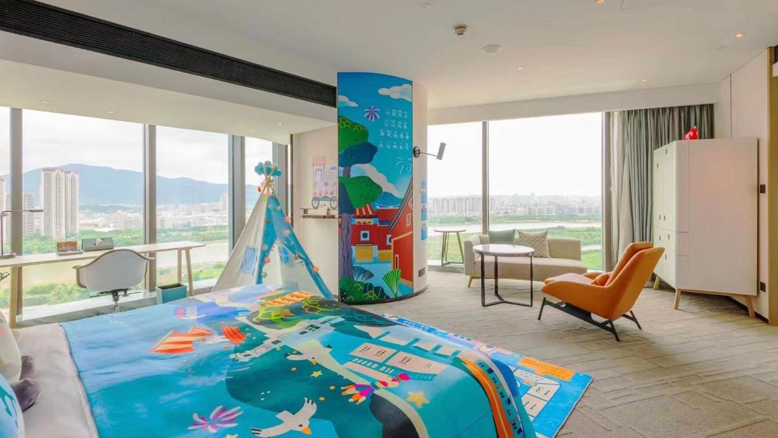 Junior King Suite with One Bunk Bed - Kids Train World Theme - Photo 4