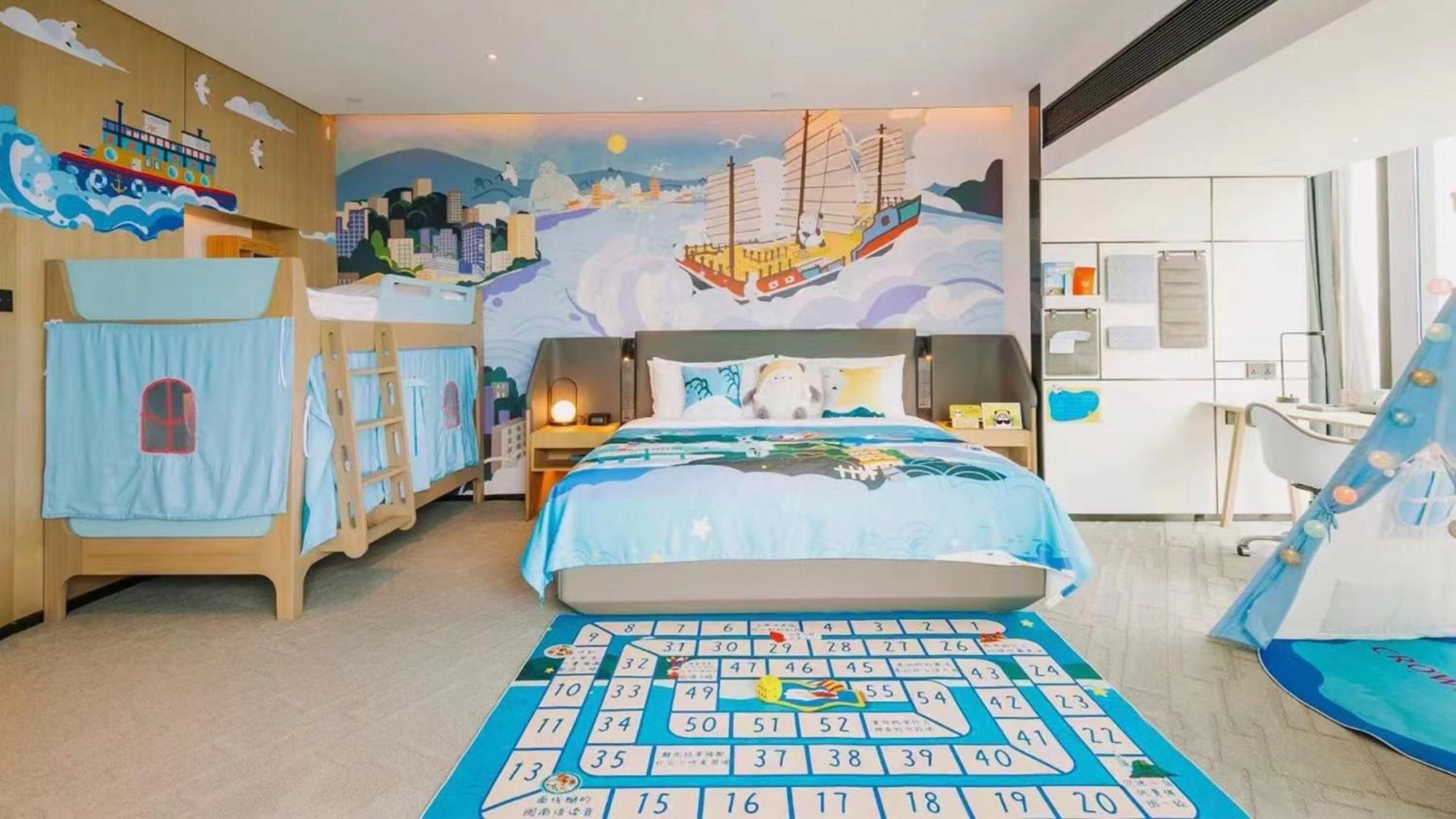 Junior King Suite with One Bunk Bed - Kids Train World Theme - Photo 3