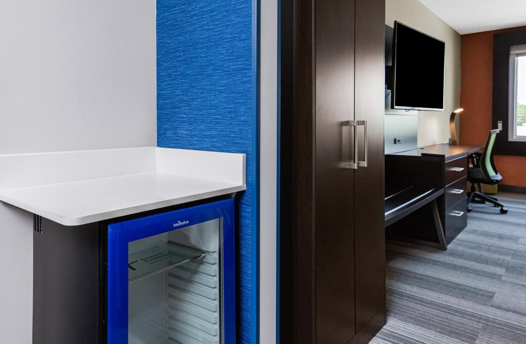 Queen Room with Two Queen Beds - Hearing Accessible - Photo 2