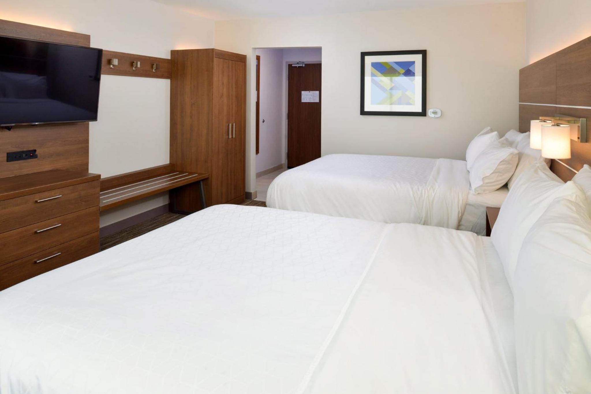 Queen Suite with Two Queen Beds - Communications Accessible photo 3