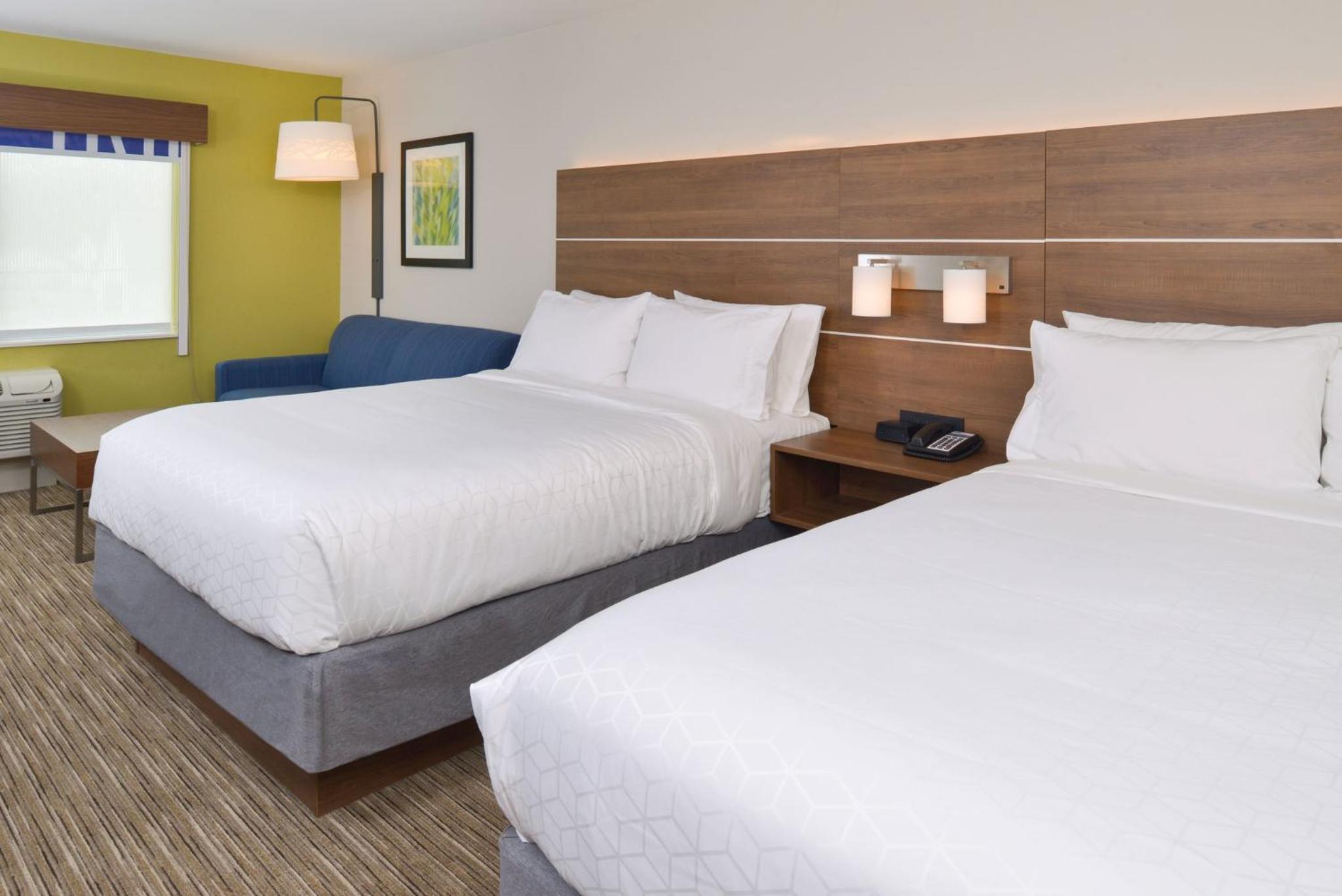 Queen Suite with Two Queen Beds Hearing Accessible Bathtub - Non-Smoking photo 3