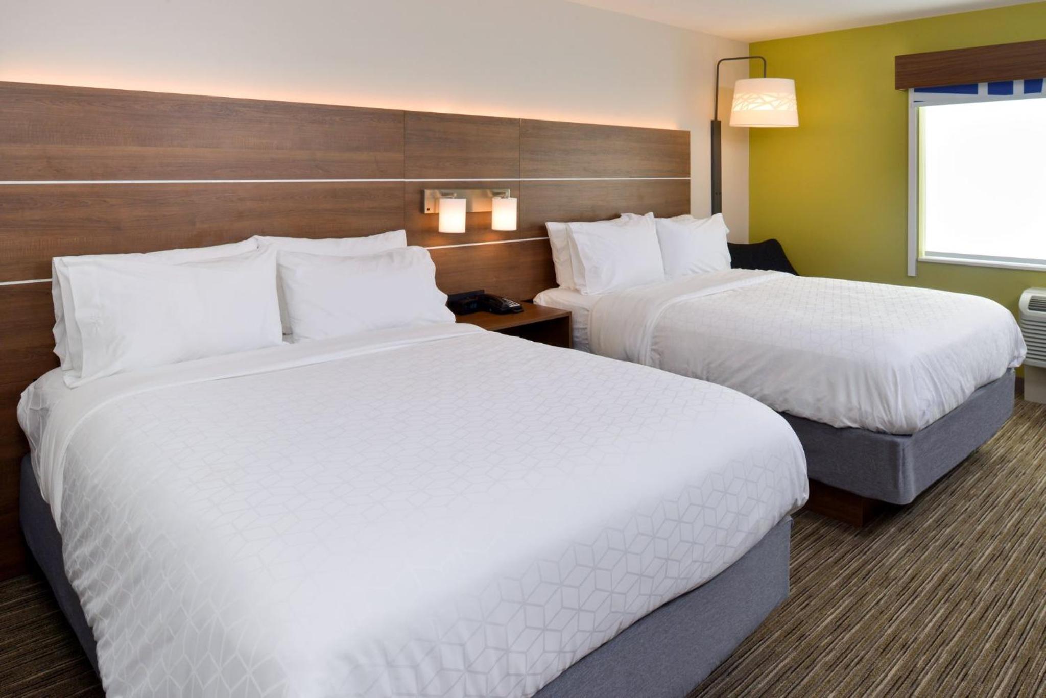 Standard Room with Two Queen Beds photo 3