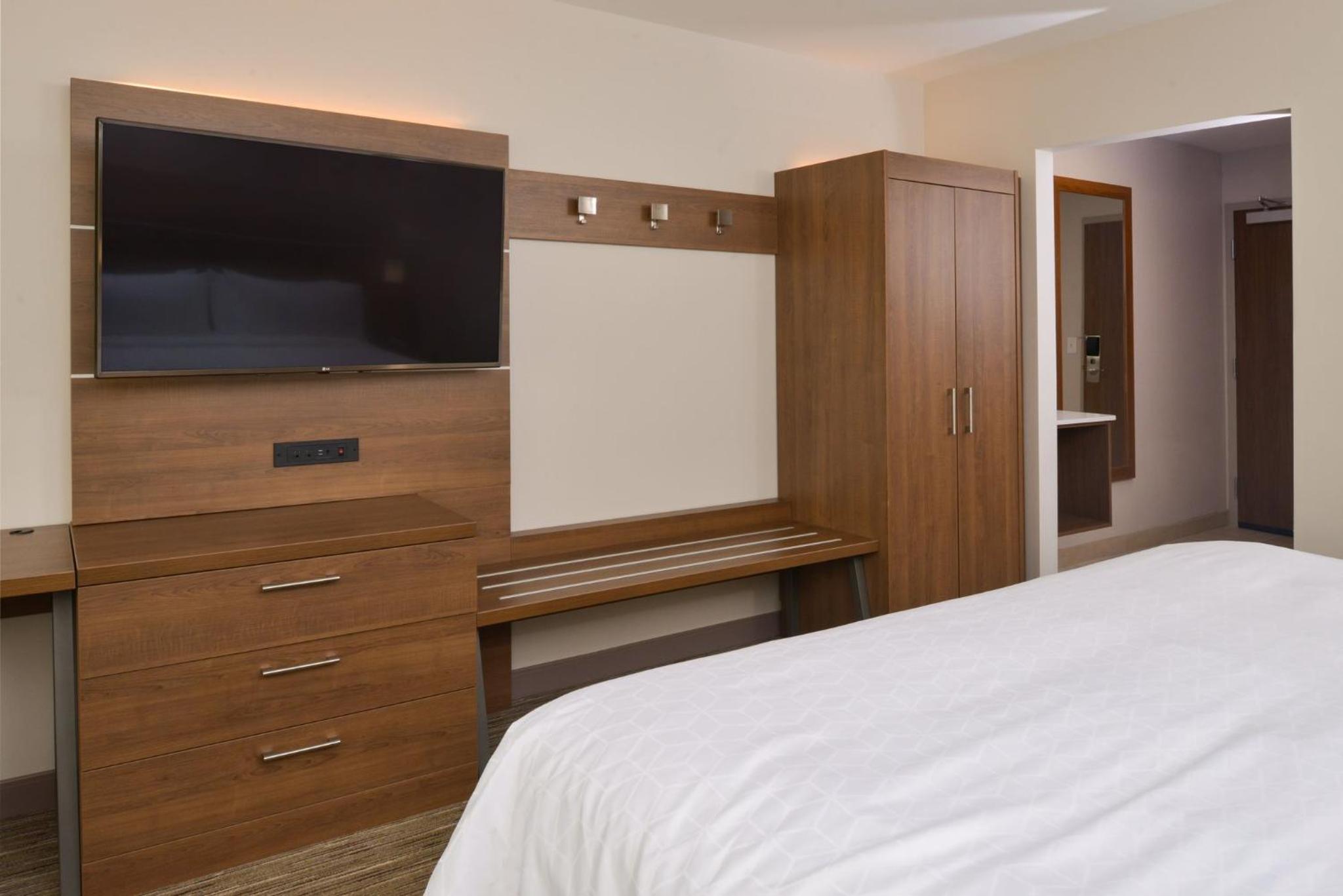 Standard King Room with Mobility Accessible Roll-In Shower photo 3
