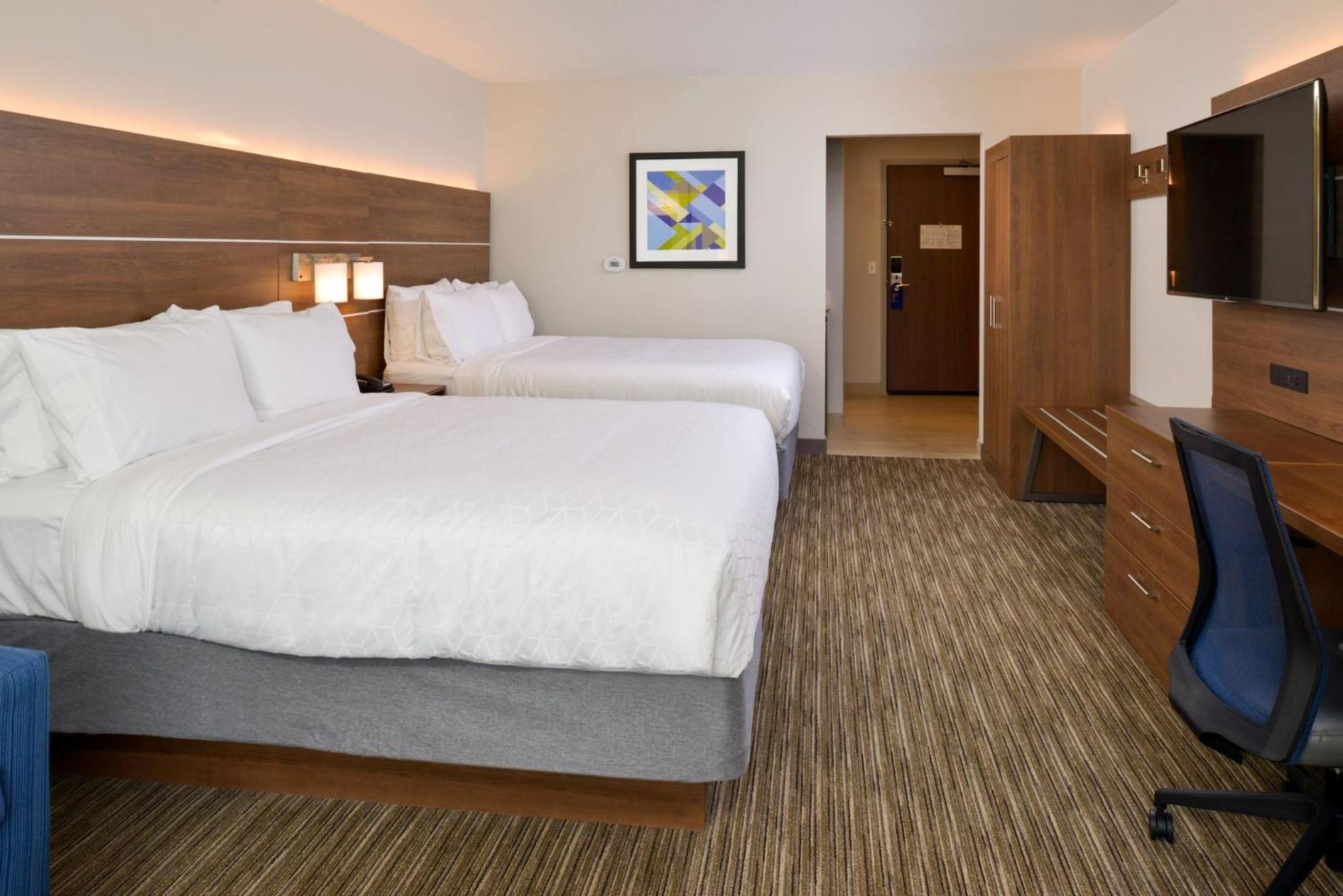 Queen Suite with Two Queen Beds Hearing Accessible Bathtub - Non-Smoking photo 2