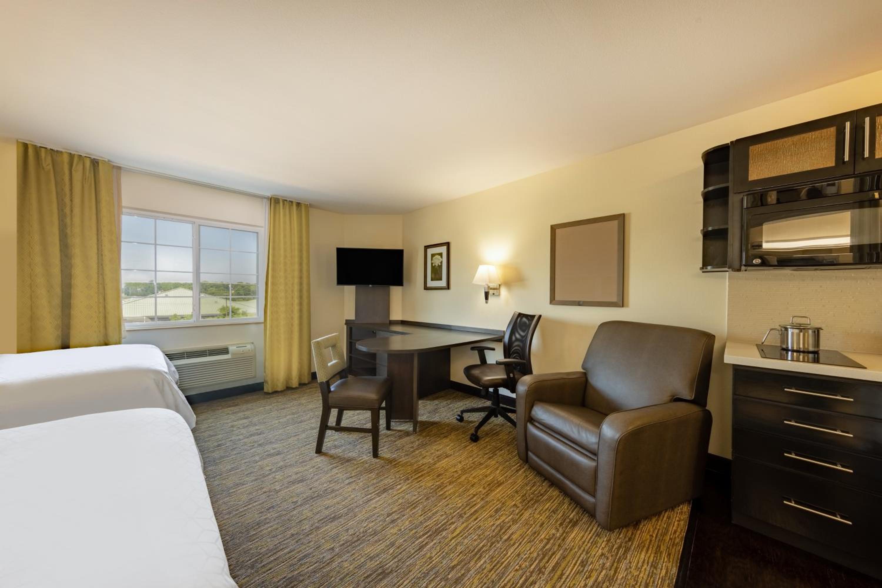 Queen Suite - Non-Smoking - Photo 1