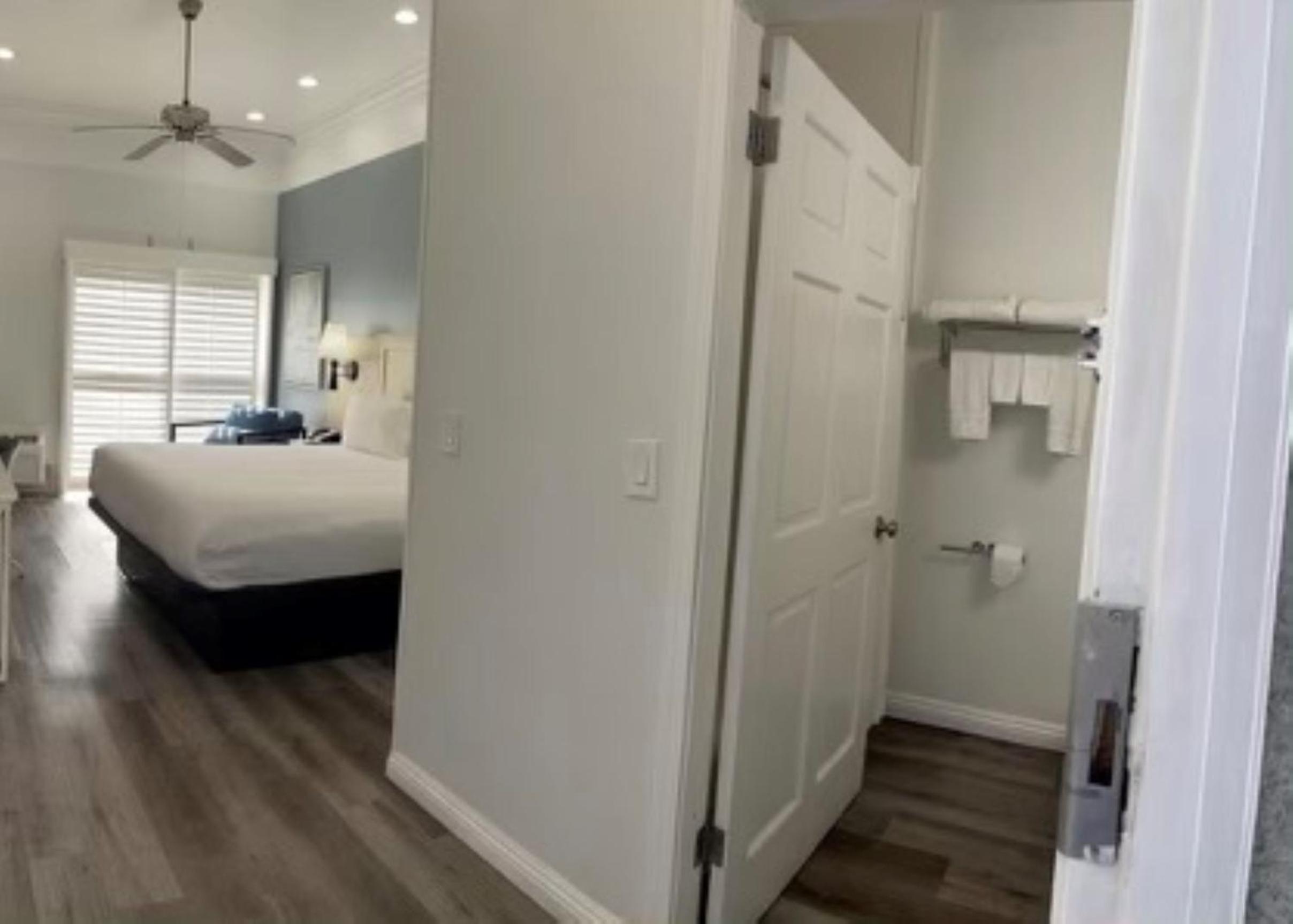 King Room - Non-Smoking - Photo 2