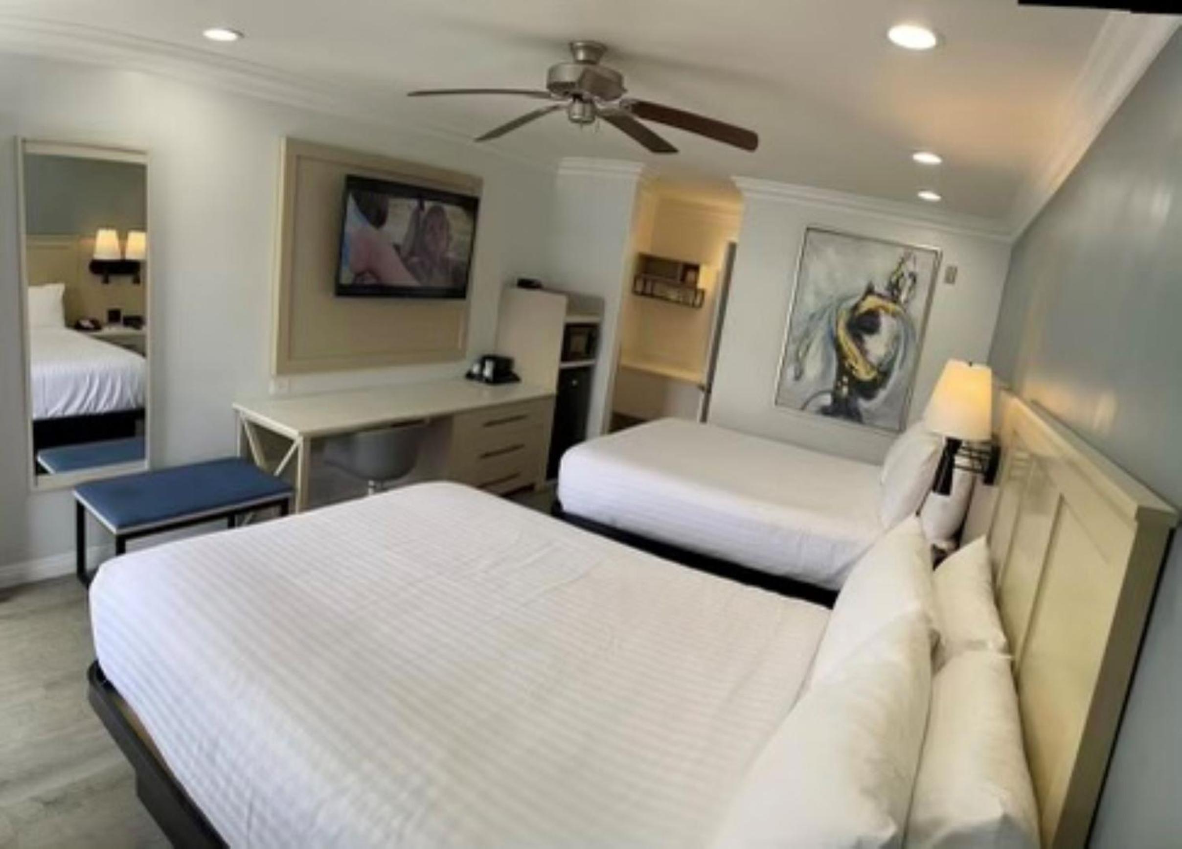 Queen Room with Two Queen Beds - Non-Smoking - Photo 3