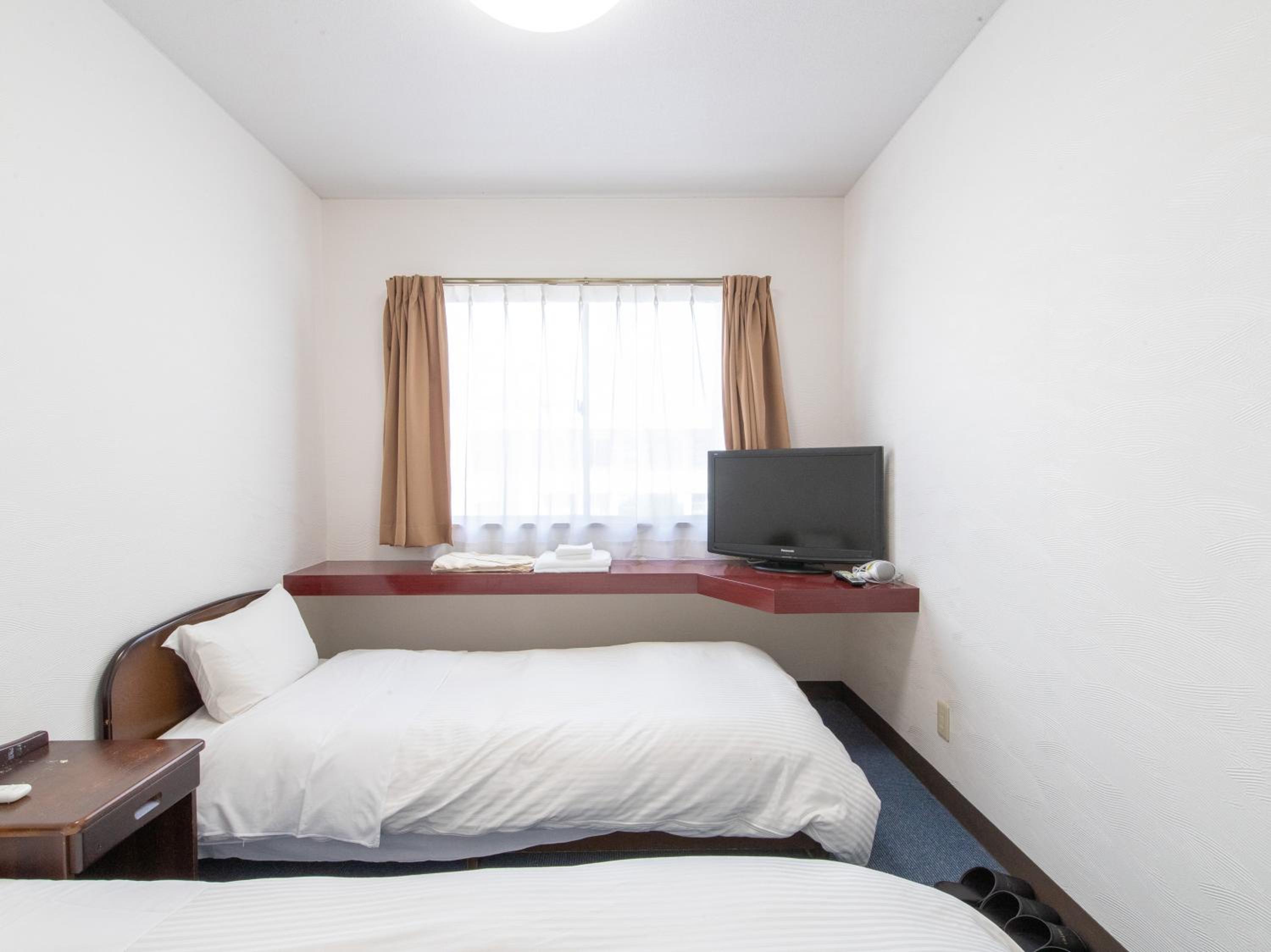 Twin Room - Non-Smoking photo 2