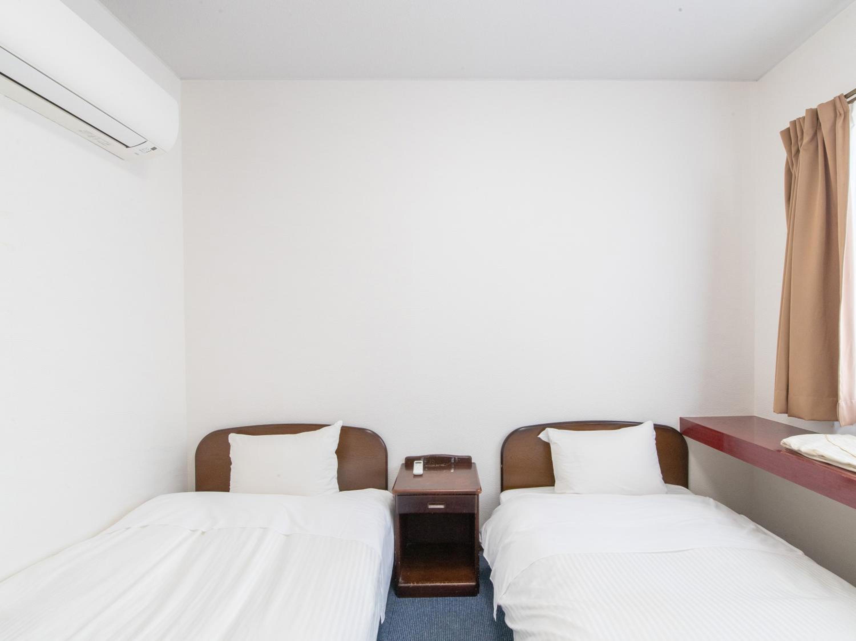 Twin Room - Non-Smoking photo 3