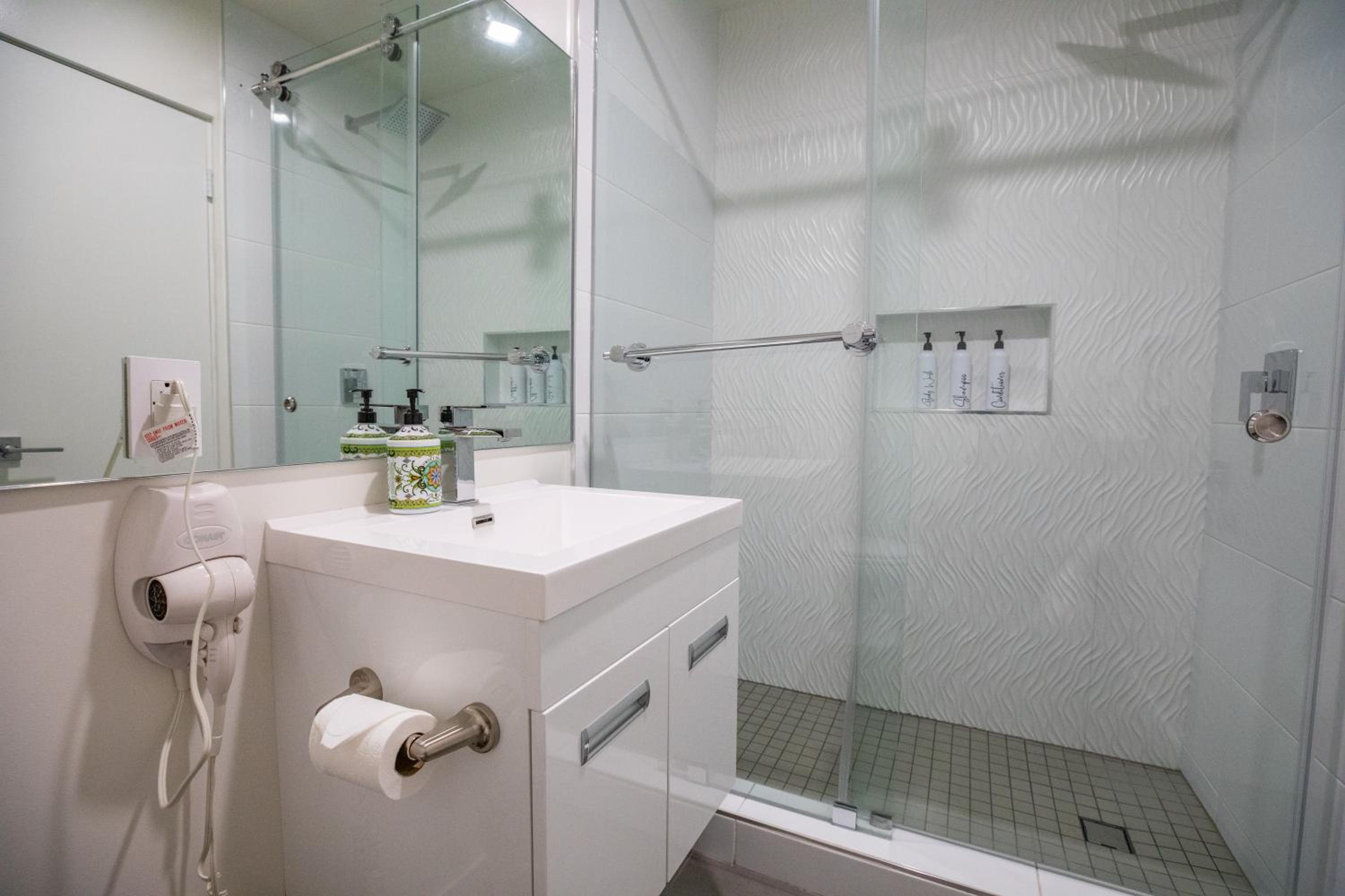 Deluxe Queen Bed thumbnail 5
