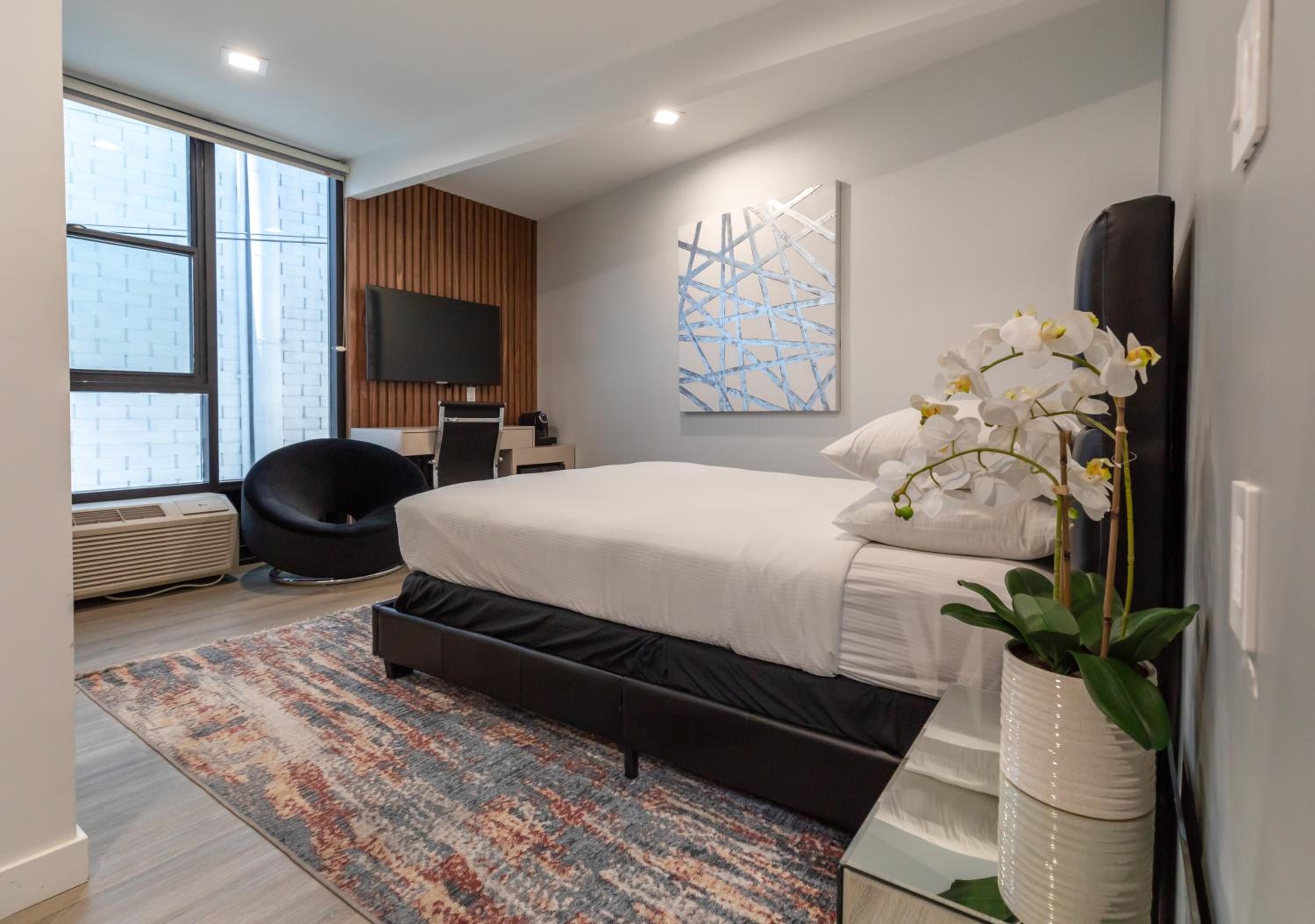Deluxe Queen Bed