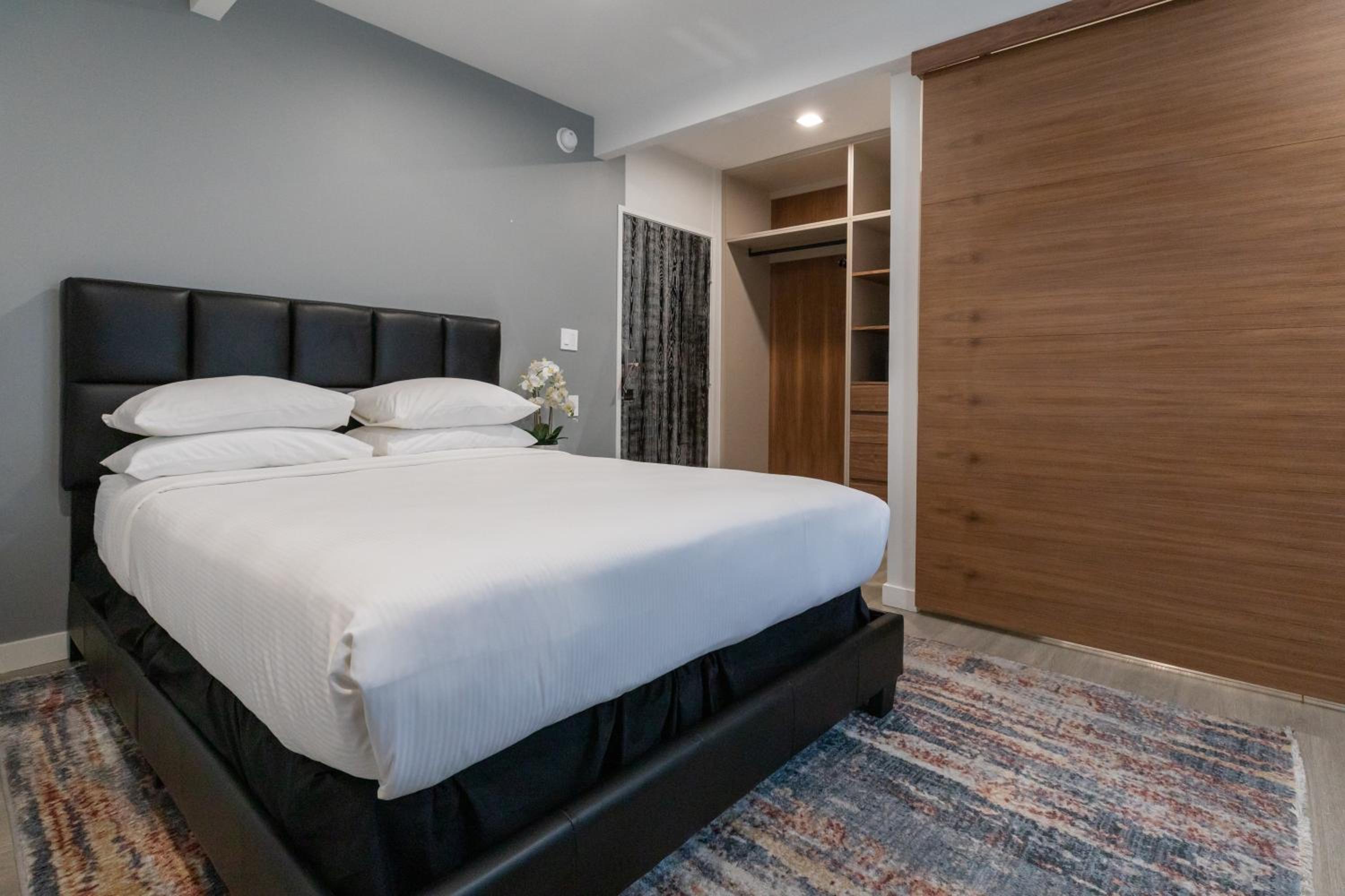 Deluxe Queen Bed thumbnail 6