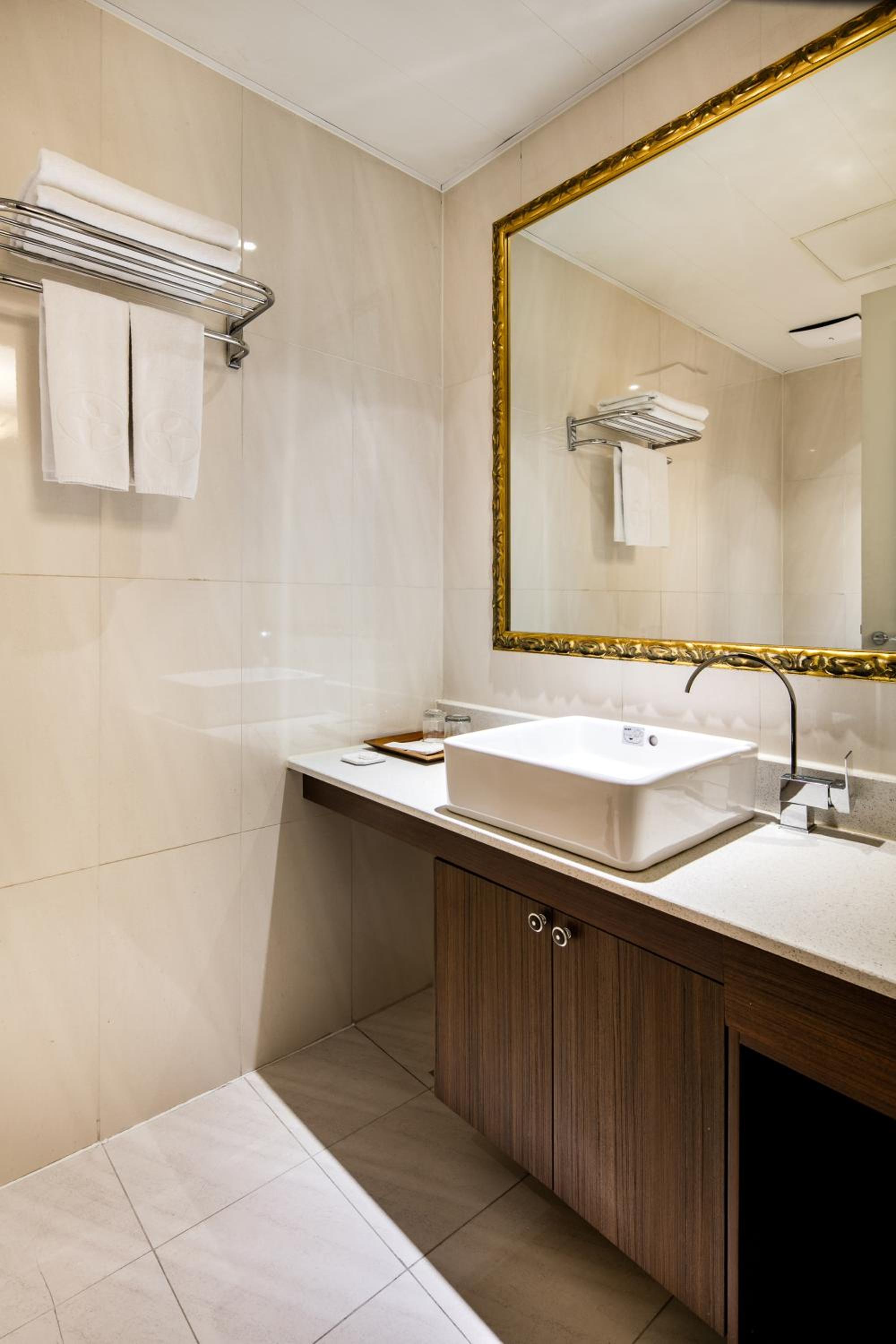 Atrium Suite Family - Photo 3