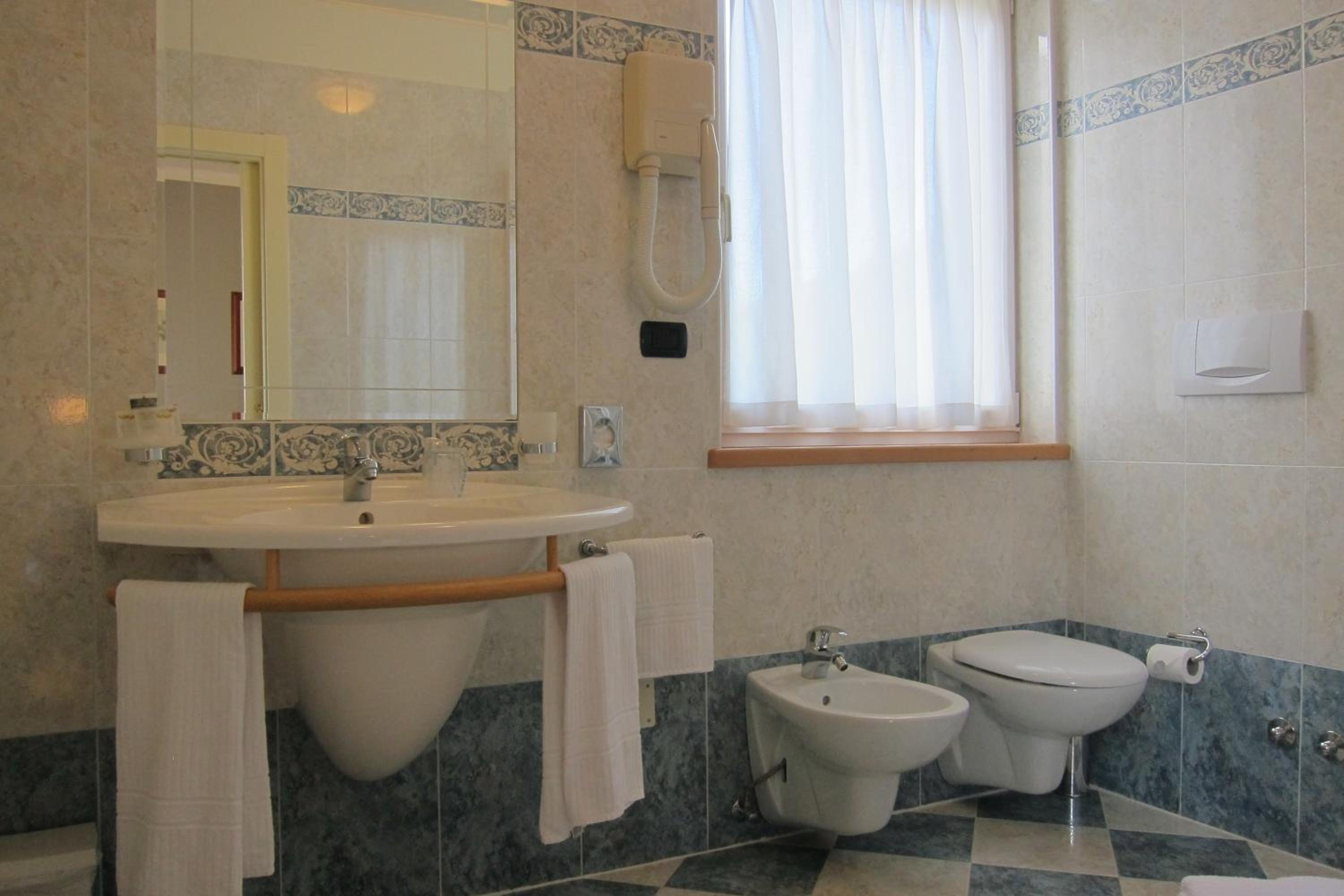 Double or Twin Room - Single Use photo 2
