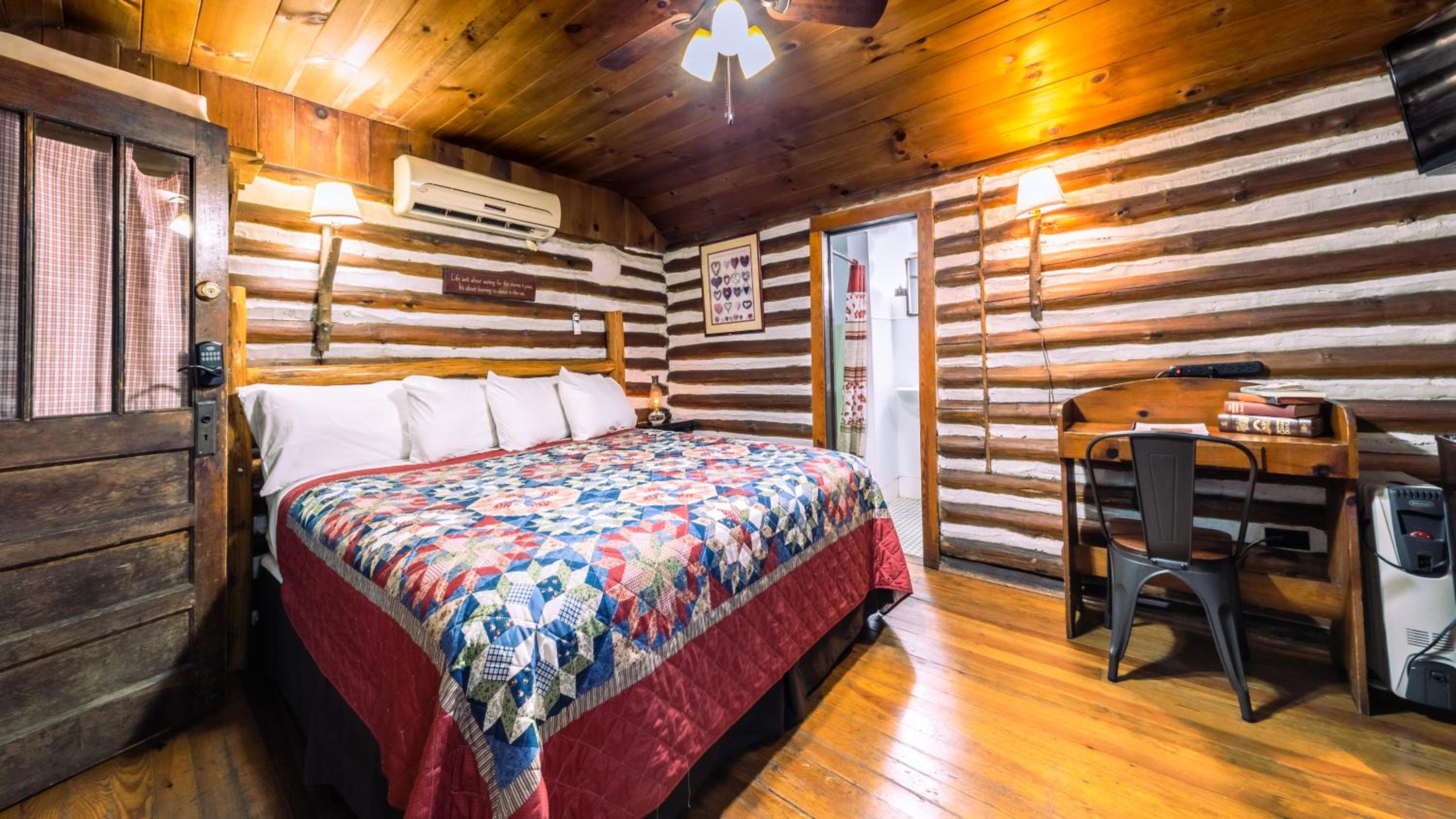 Snuggle Inn Cabin - Photo 12