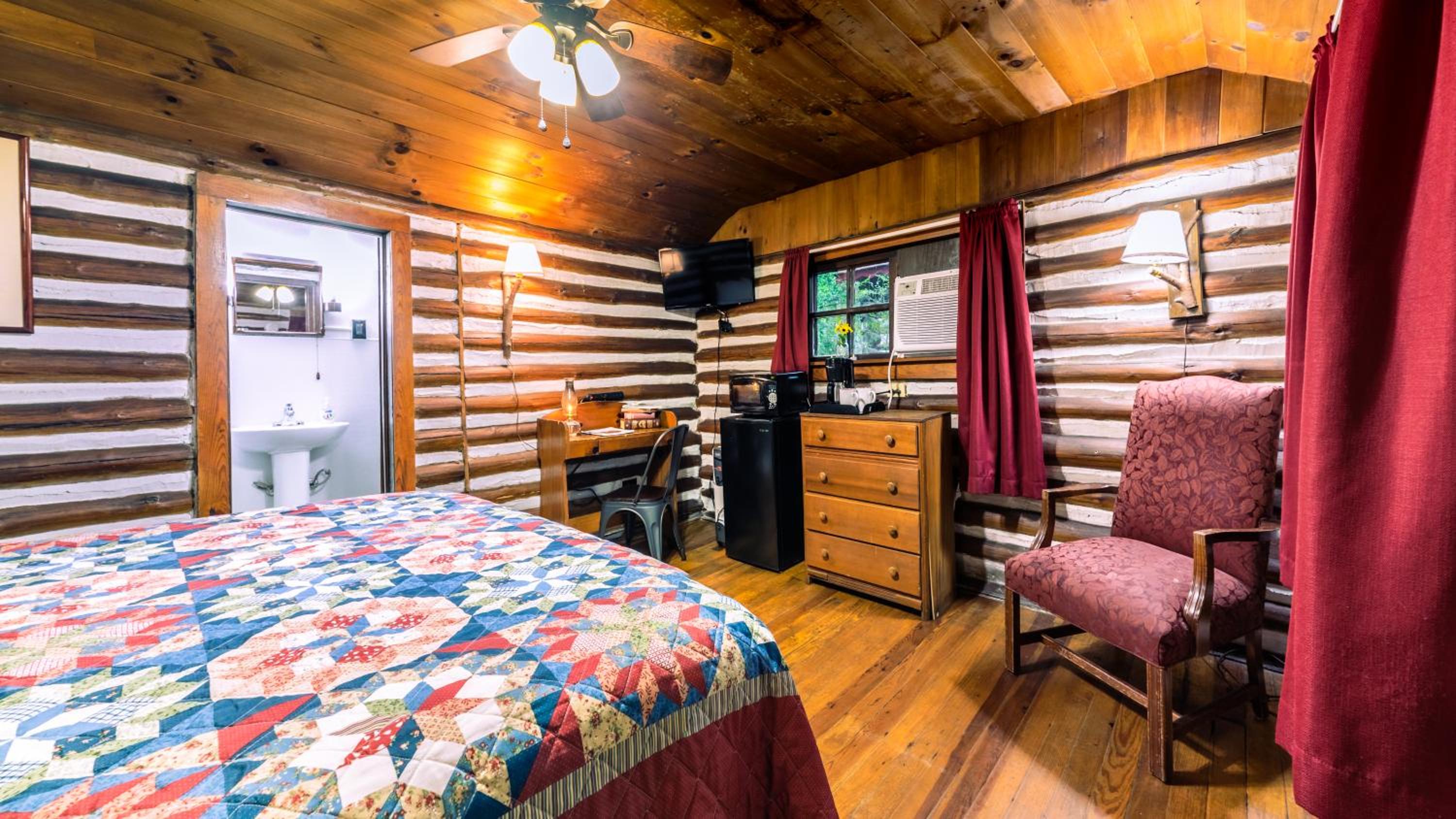 Snuggle Inn Cabin - Photo 4