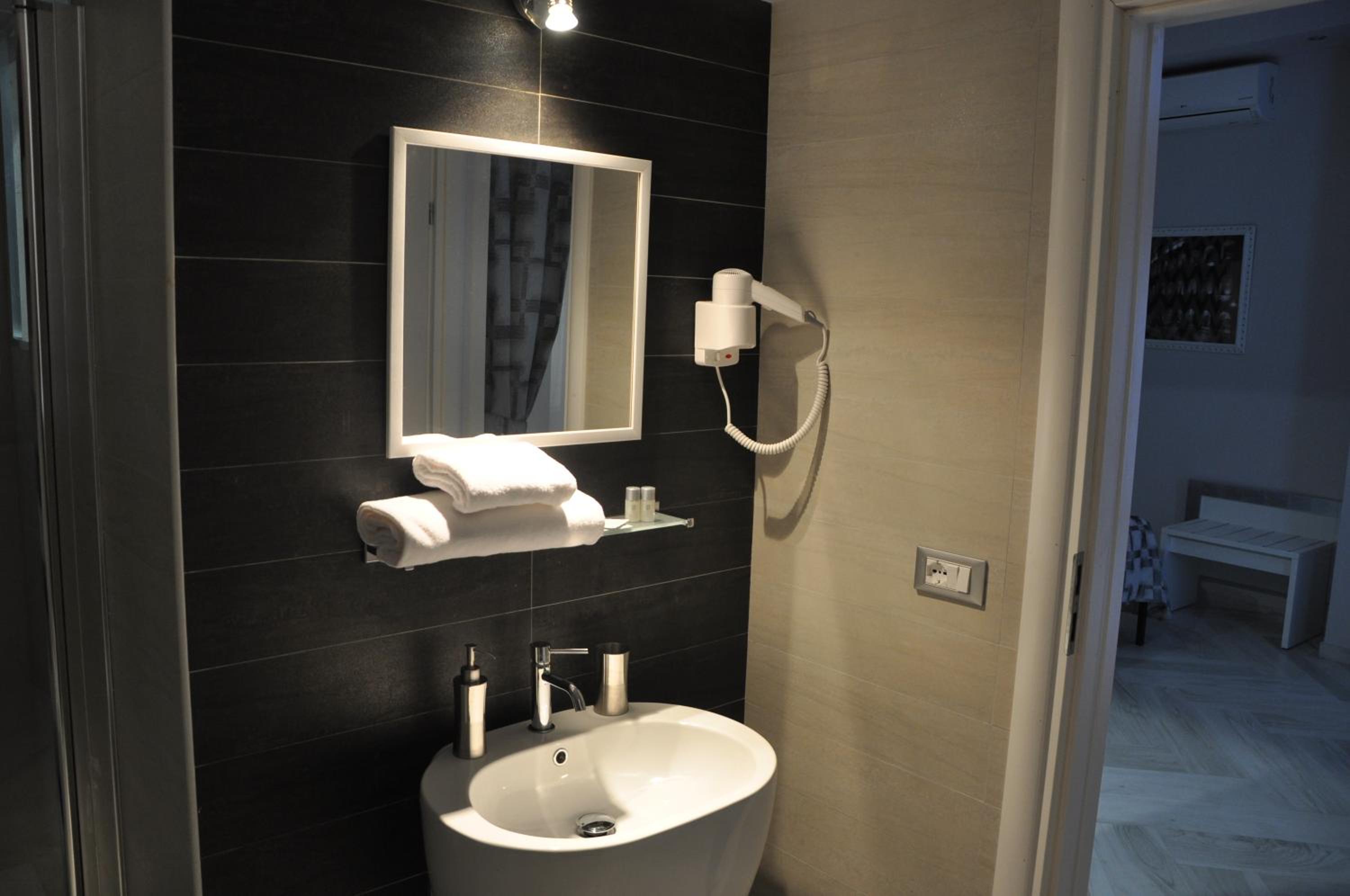 Suite with Spa Bath photo 3