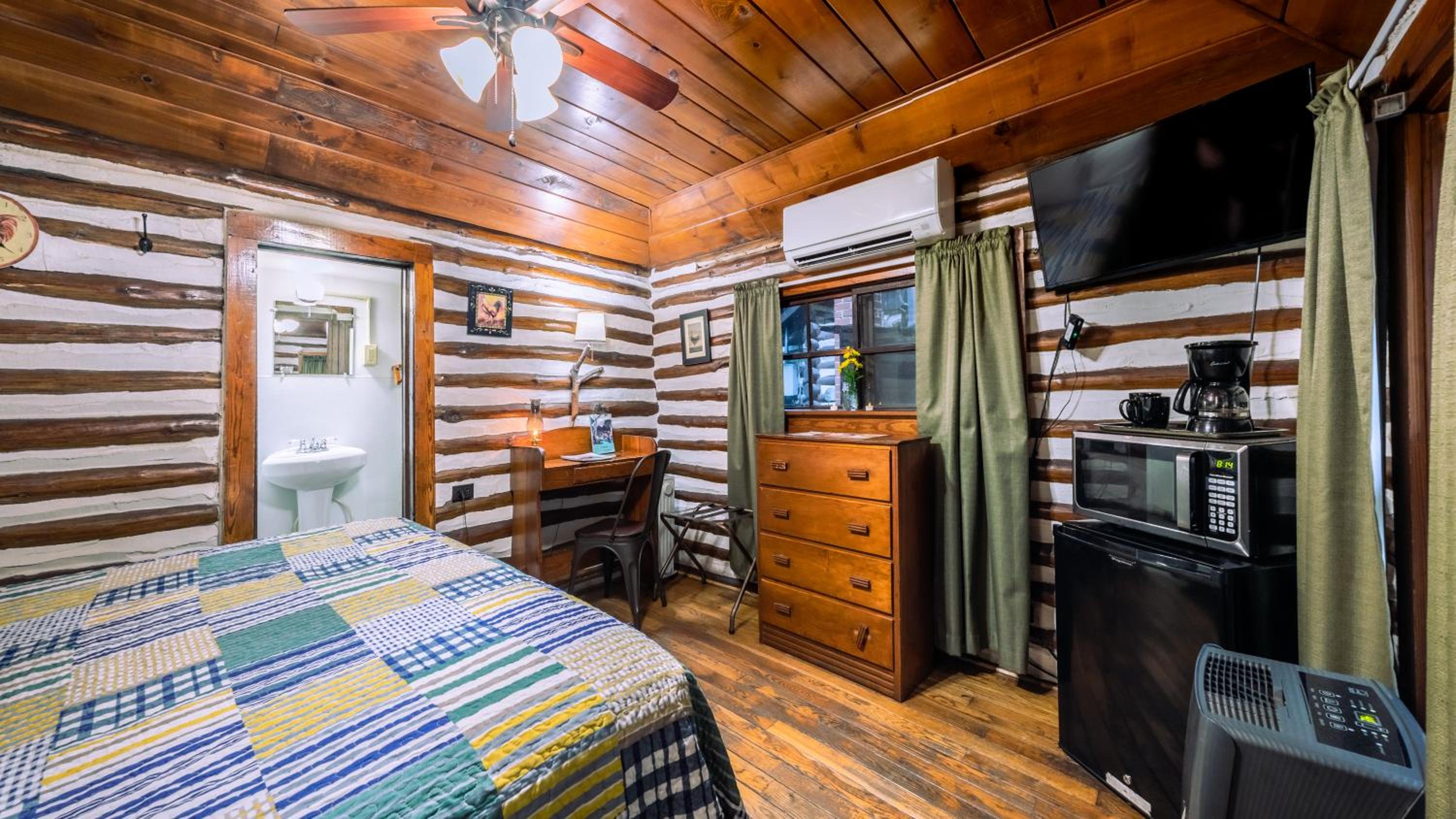 Midnight Roost Cabin - Photo 5