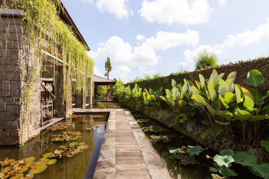 Six-Bedroom Residence with Private Pool photo 2