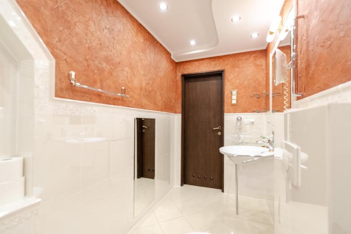 Two-Bedroom Apartment - Photo 21