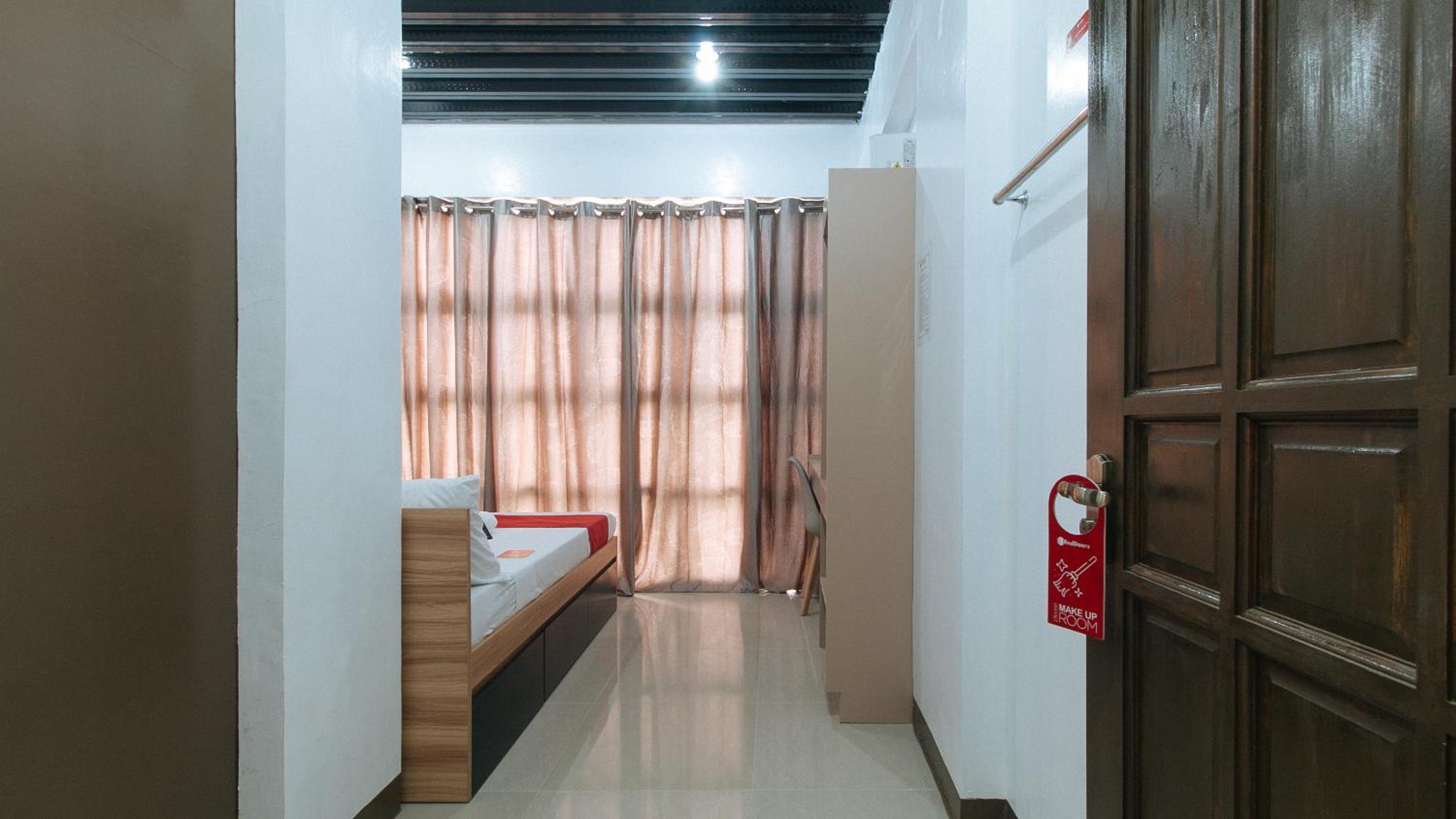 Deluxe Room - Photo 6