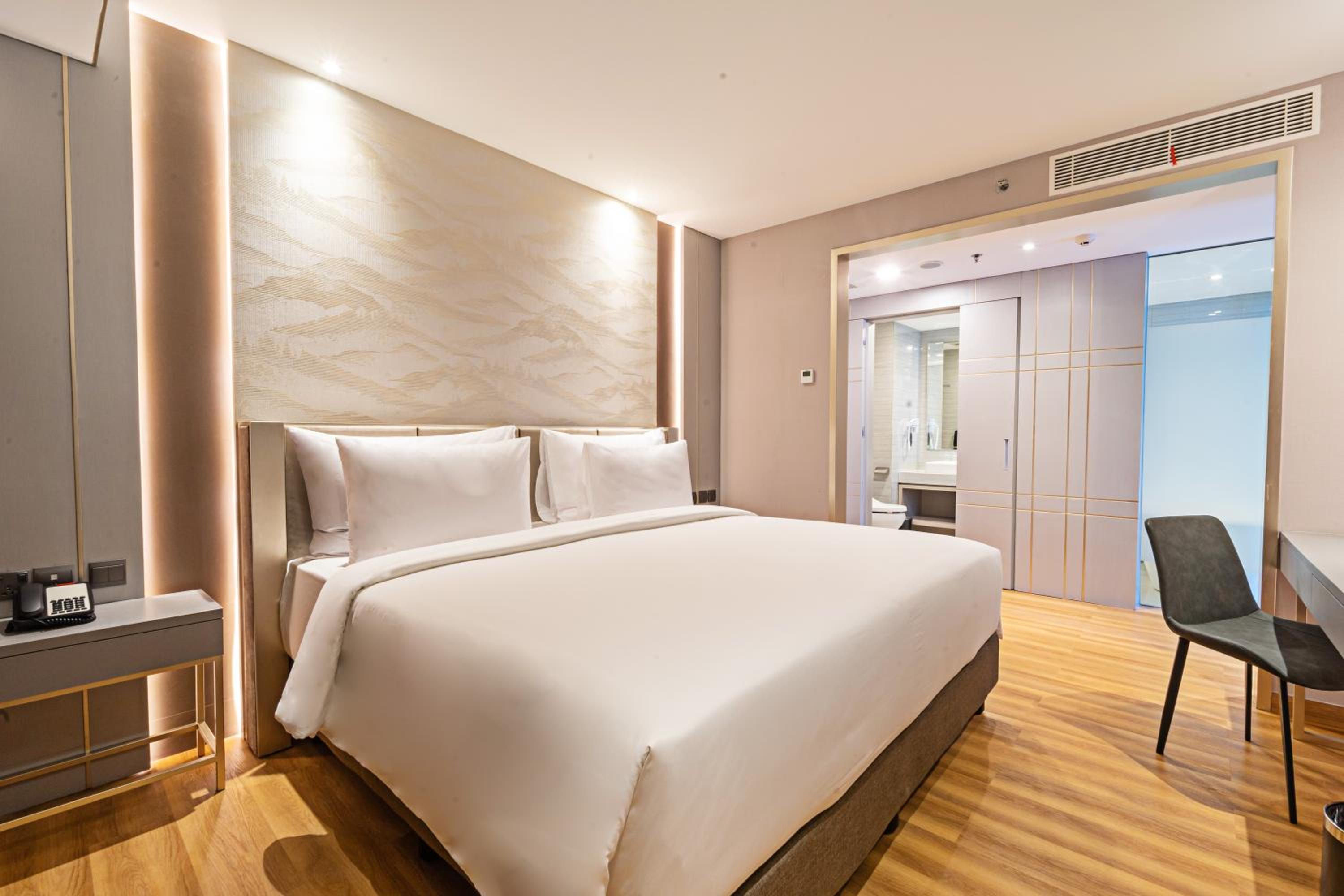 Executive Suite - Photo 4