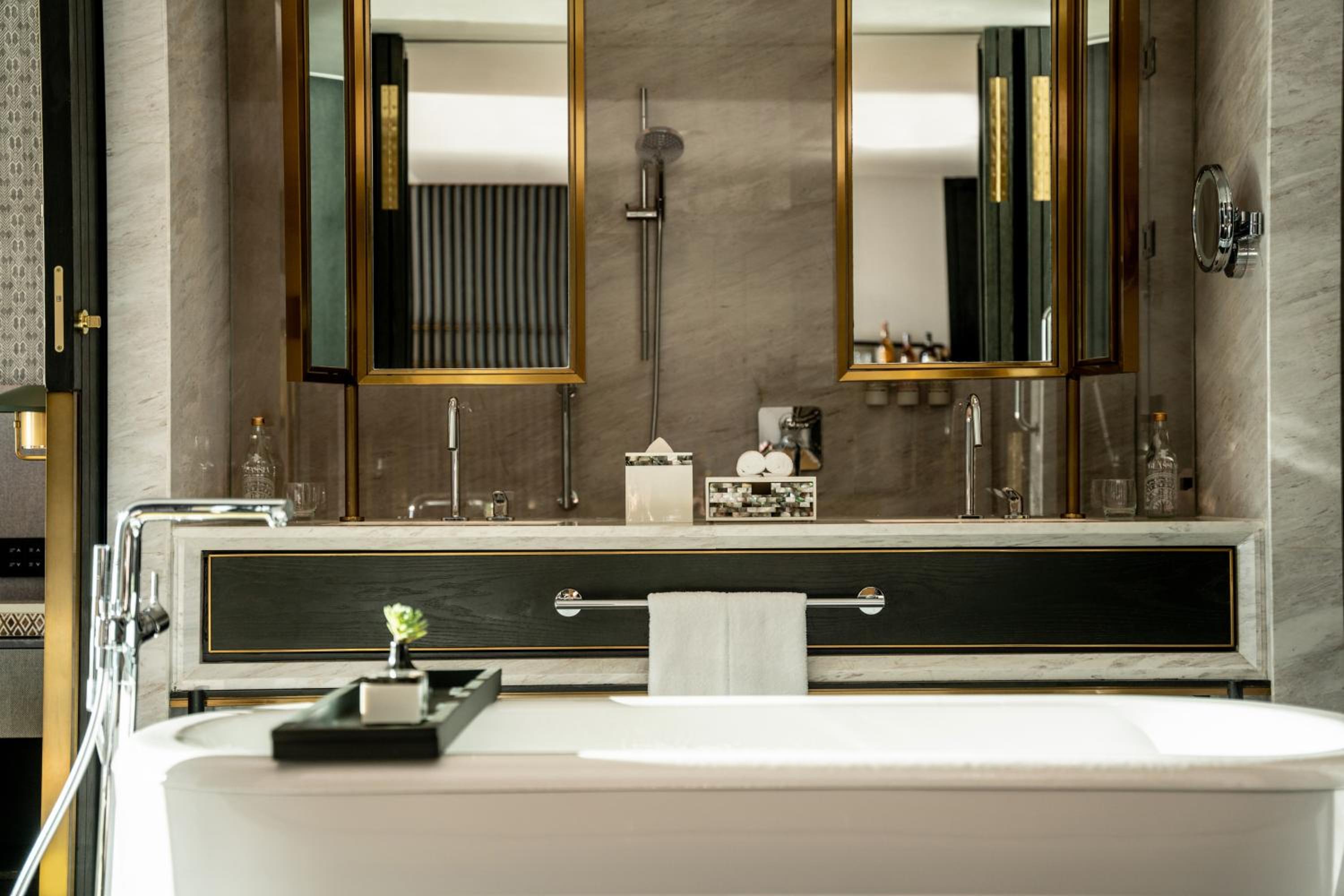 Superior Suite Twin - Photo 5