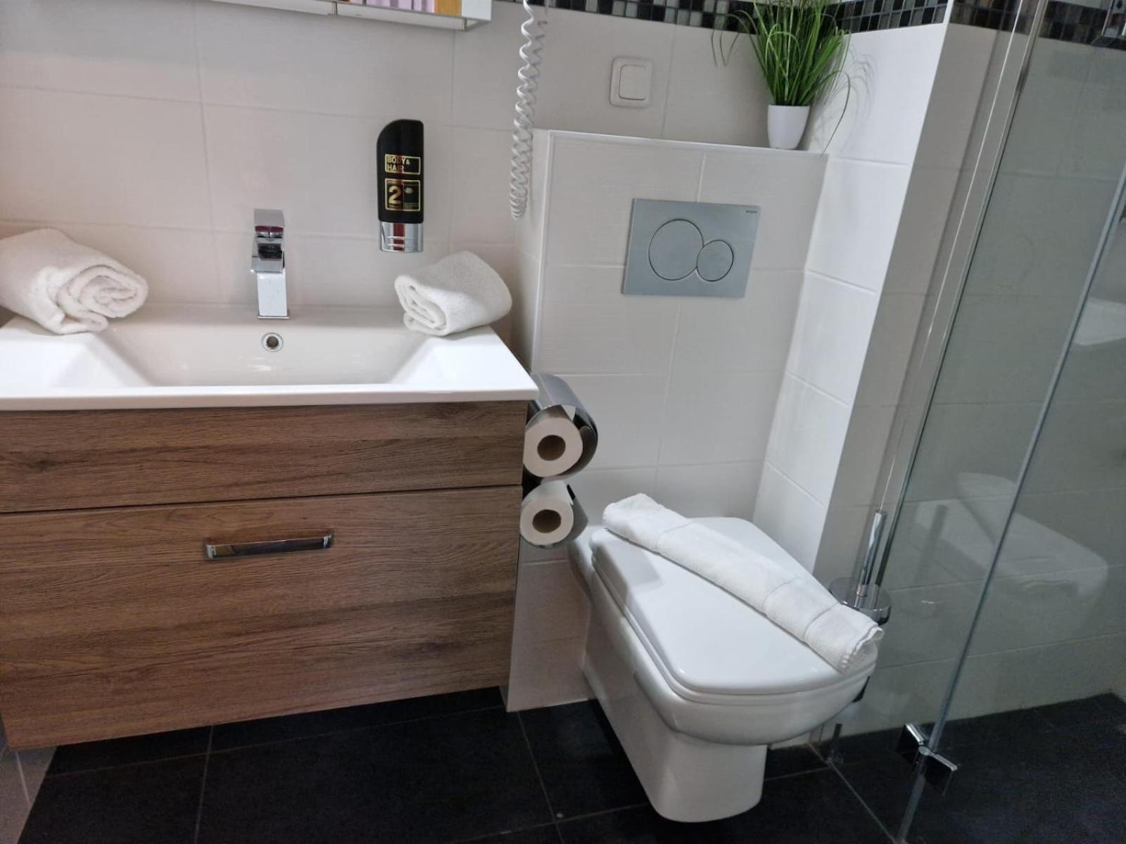 Small Double Room - Photo 4