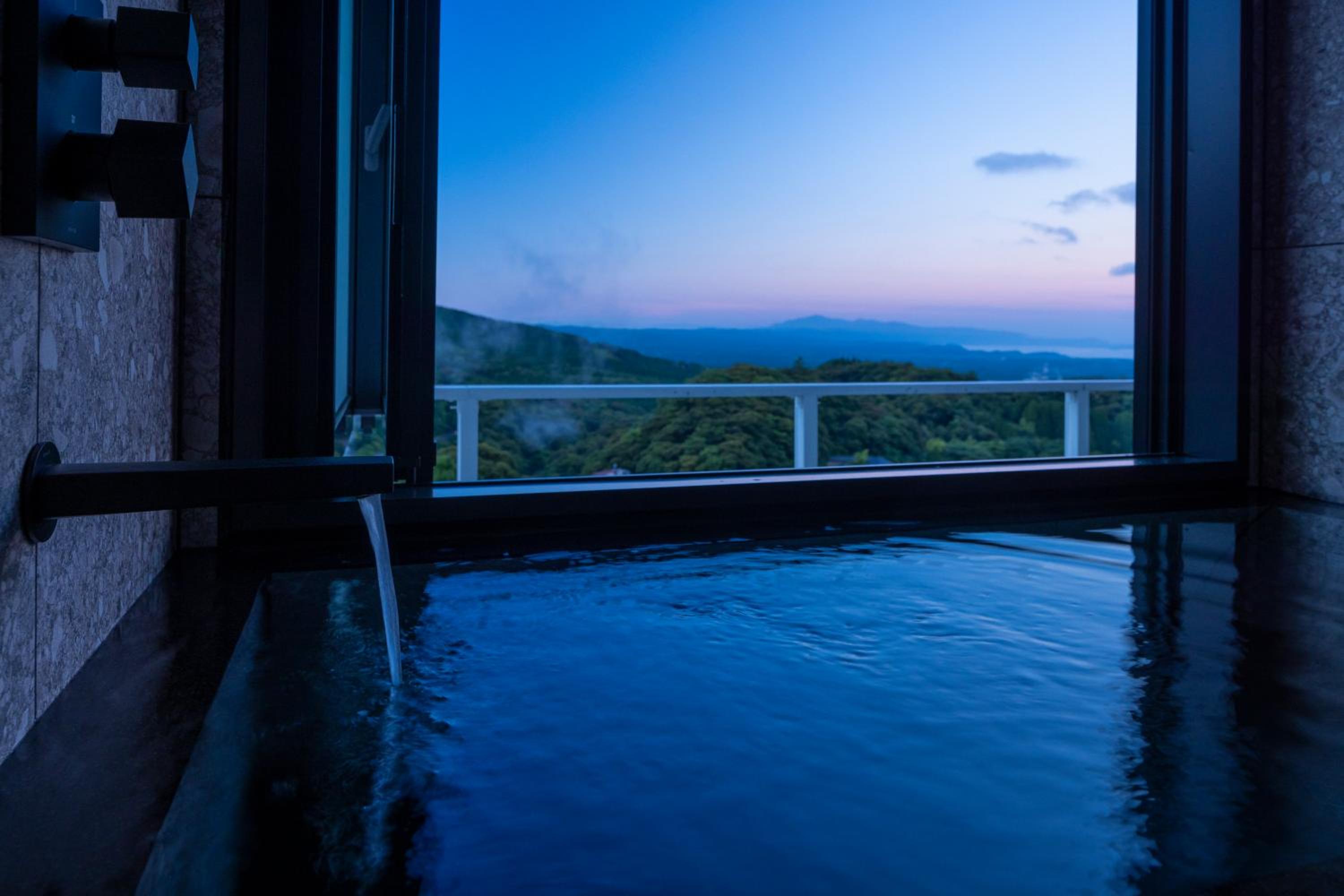 Premium Deluxe Twin Room with Semi Open-Air Bath - Top Floor photo 3