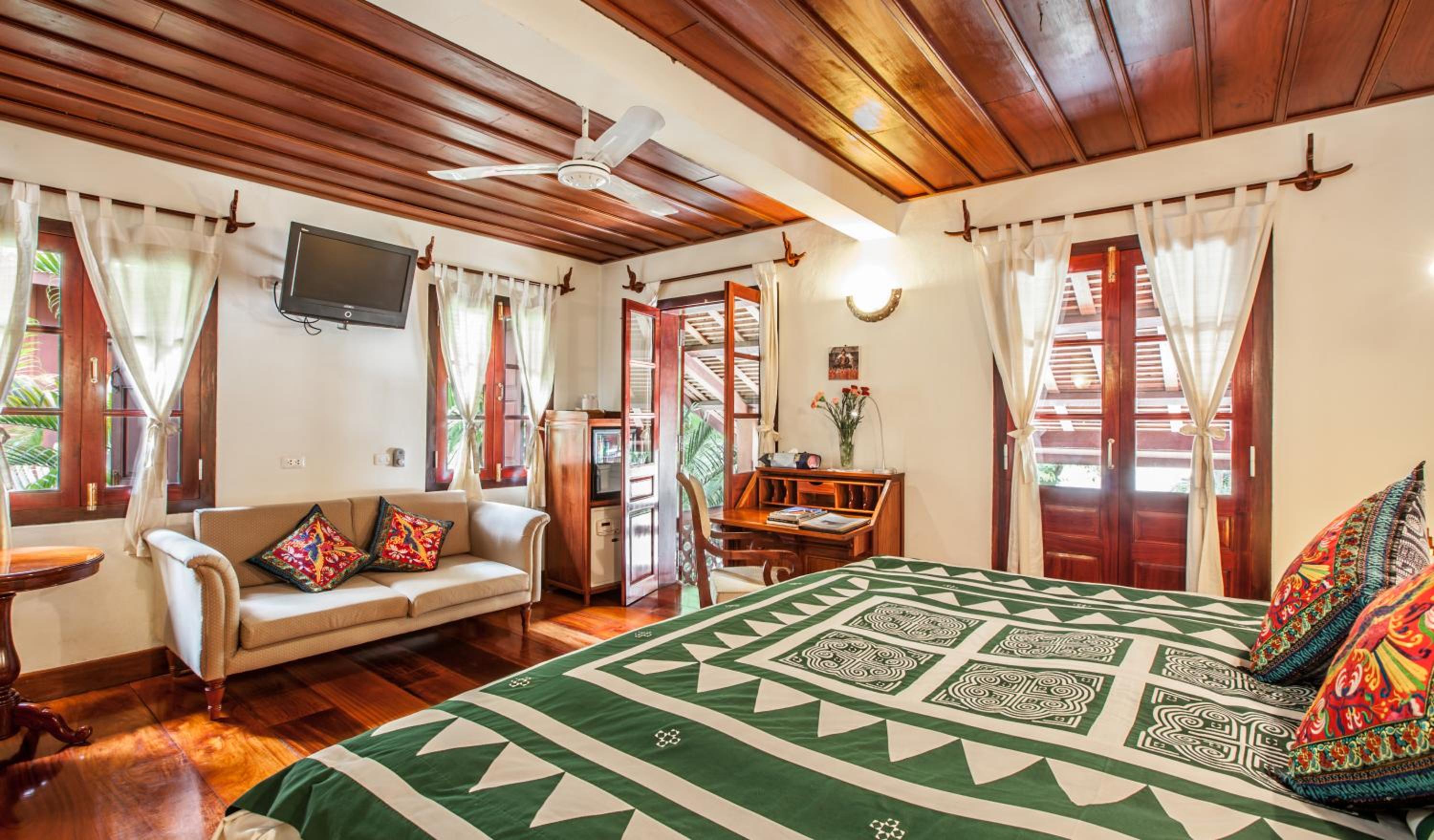 Superior Double Room with Mekong River View photo 2