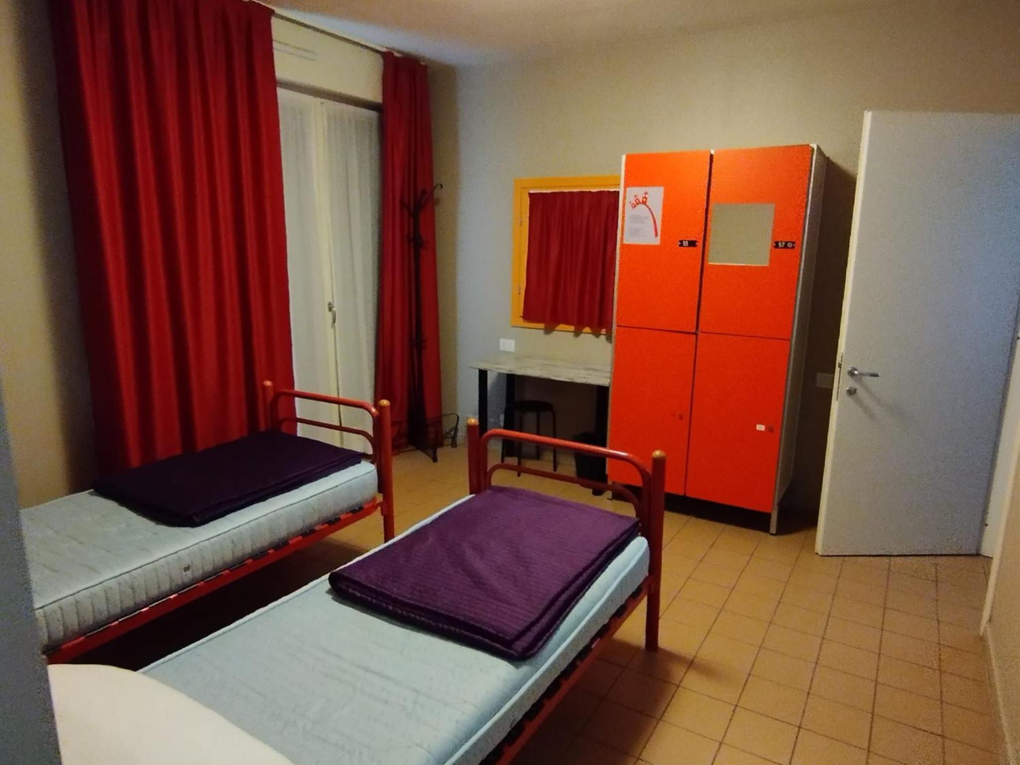 Twin Room with Private Bathroom - Photo 4