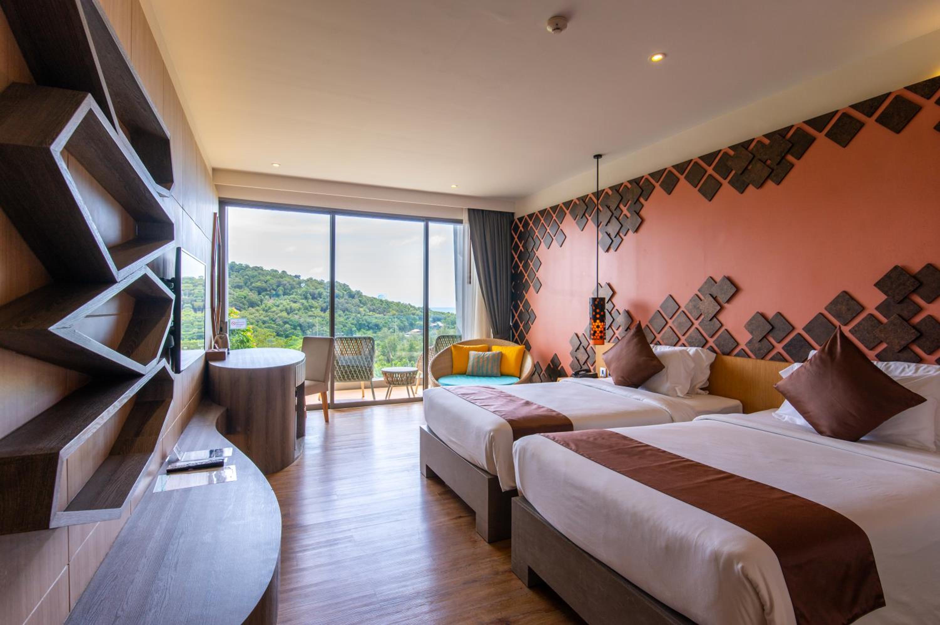 Deluxe partial seaview - Photo 2