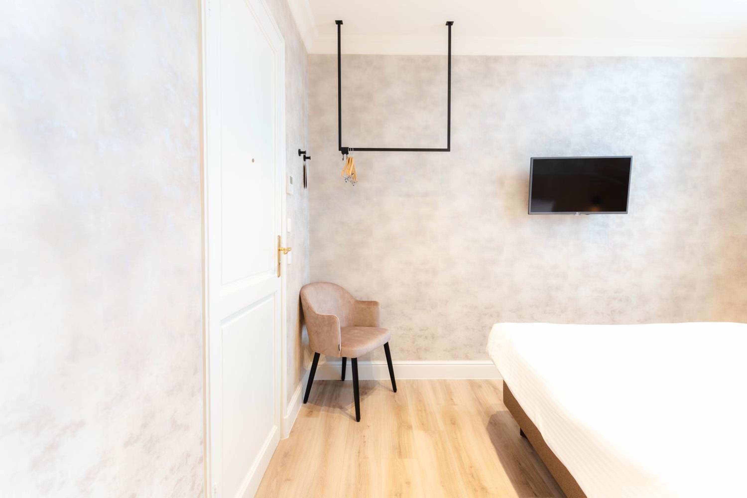 Standard Double Room - Photo 7