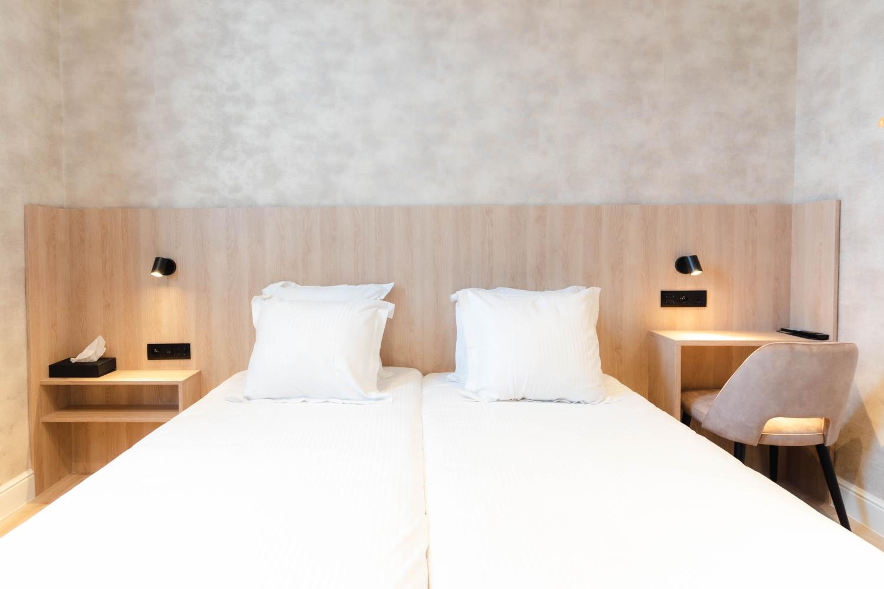 Standard Twin Room - Photo 1