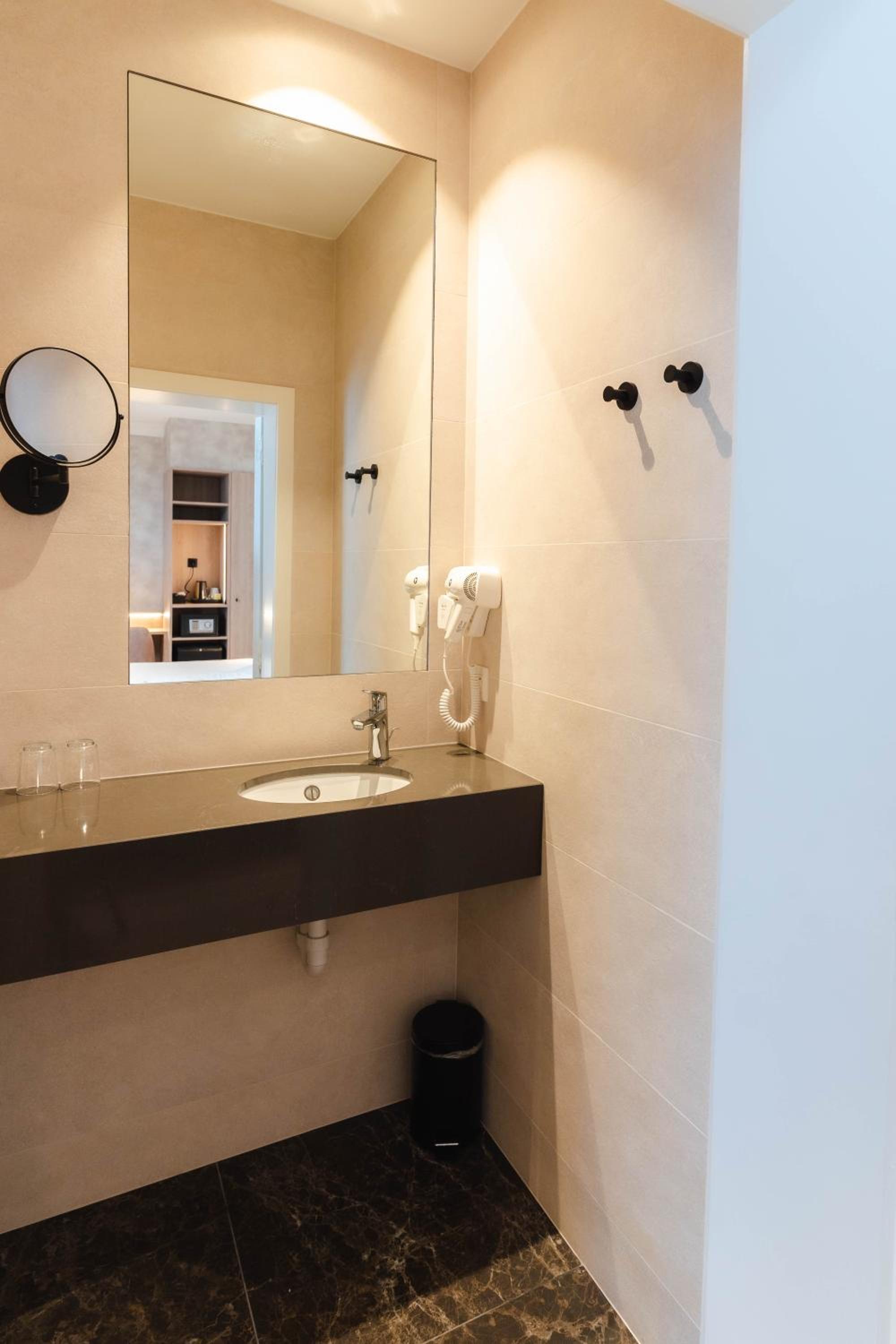 Standard Double Room - Photo 6