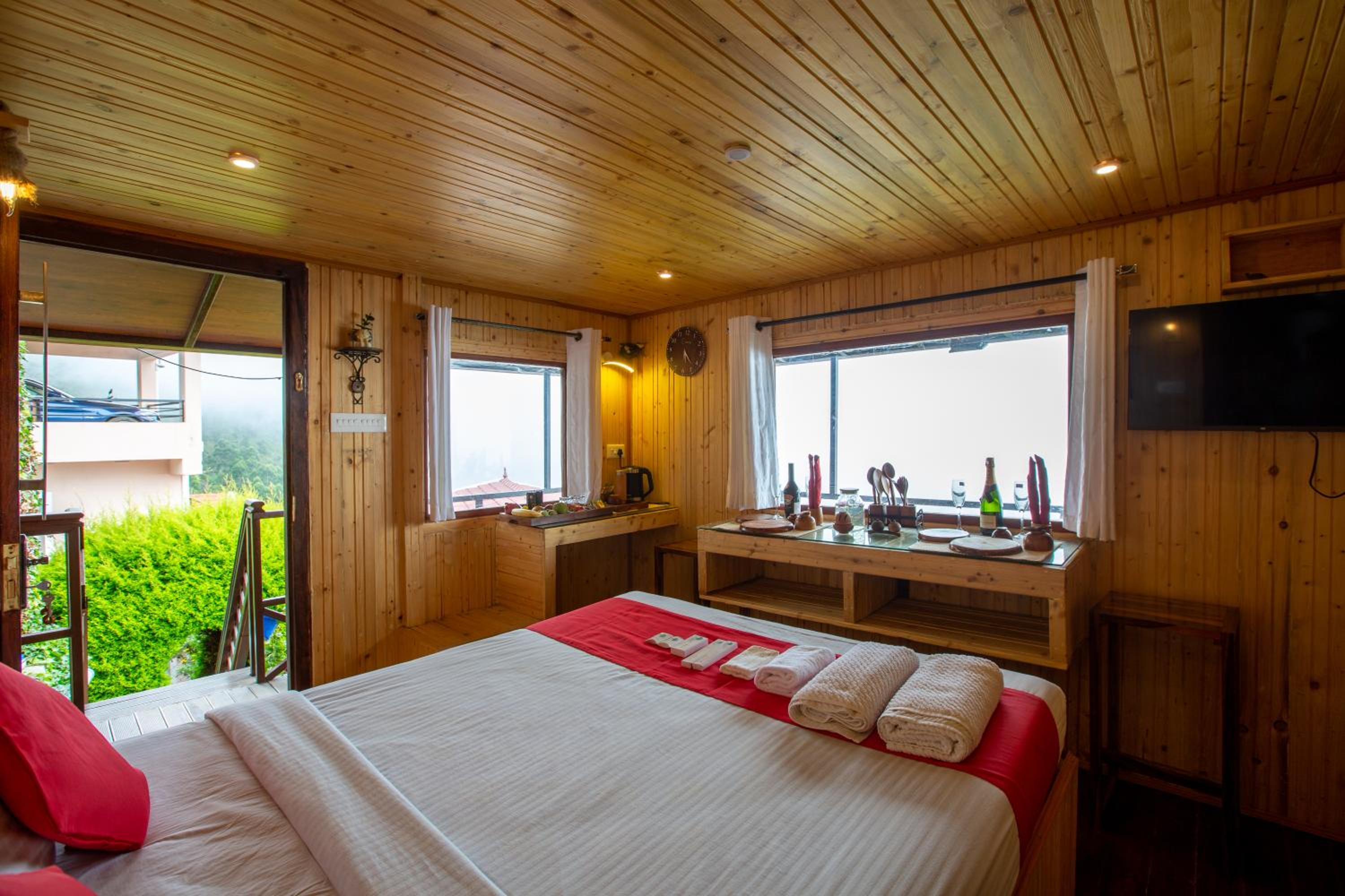 Deluxe Double Room with Balcony - Photo 1