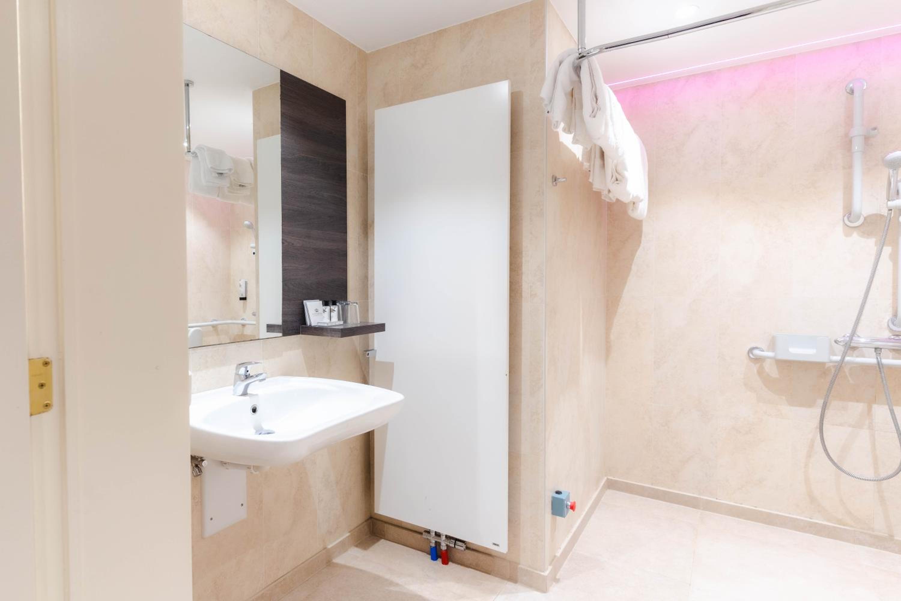 Standard Twin Room - Photo 8