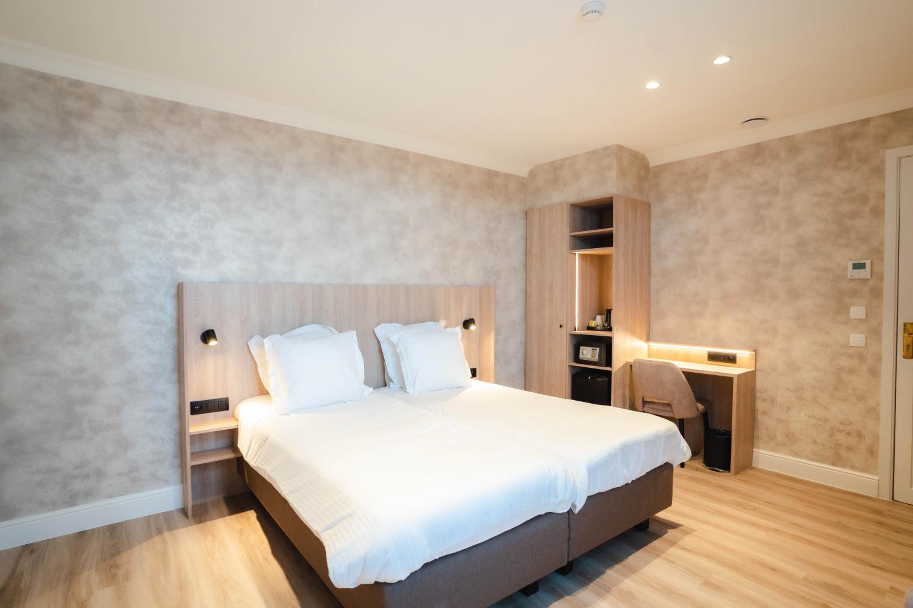 Standard Twin Room - Photo 11
