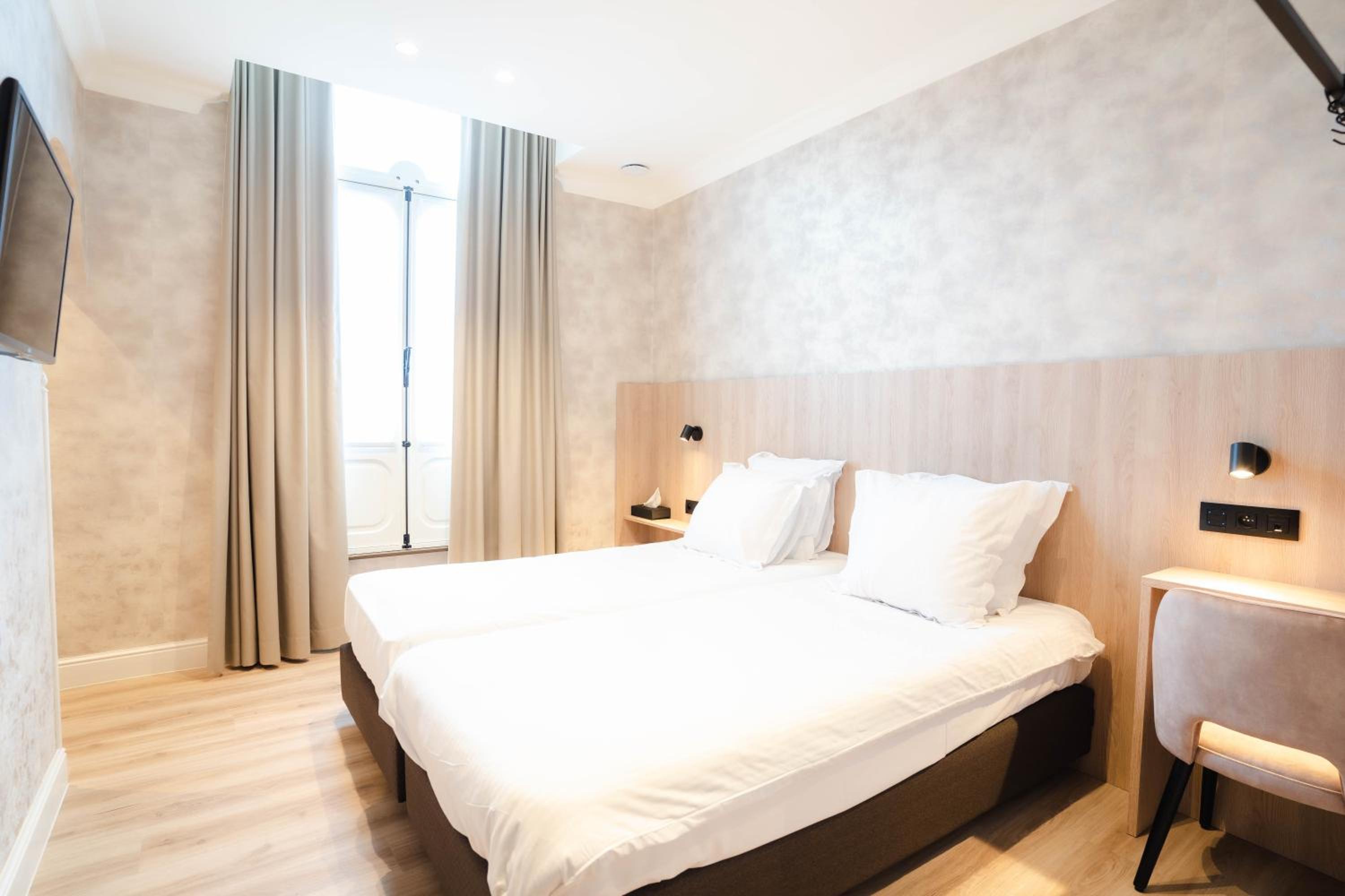 Standard Twin Room - Photo 7