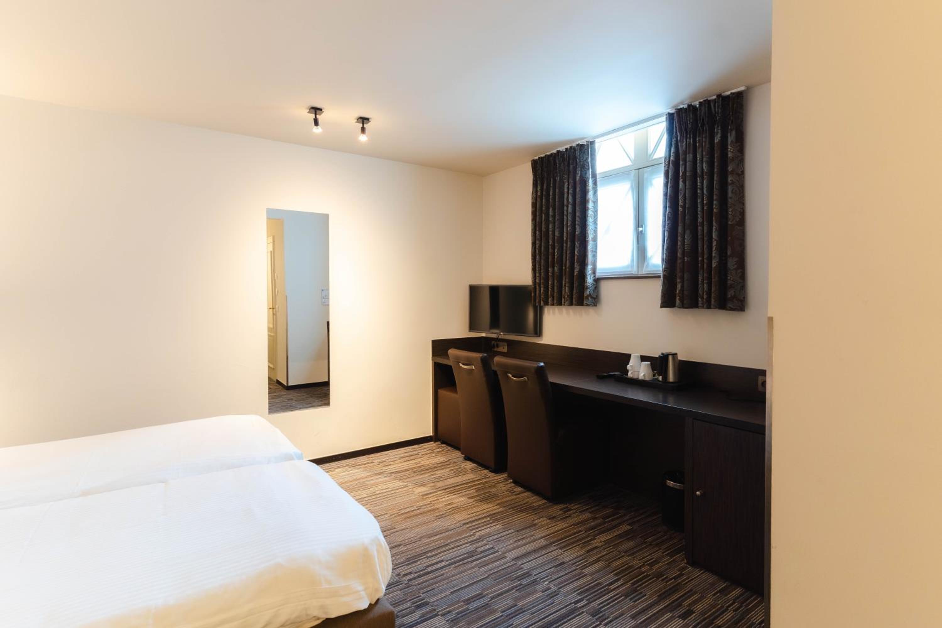 Standard Twin Room - Photo 5